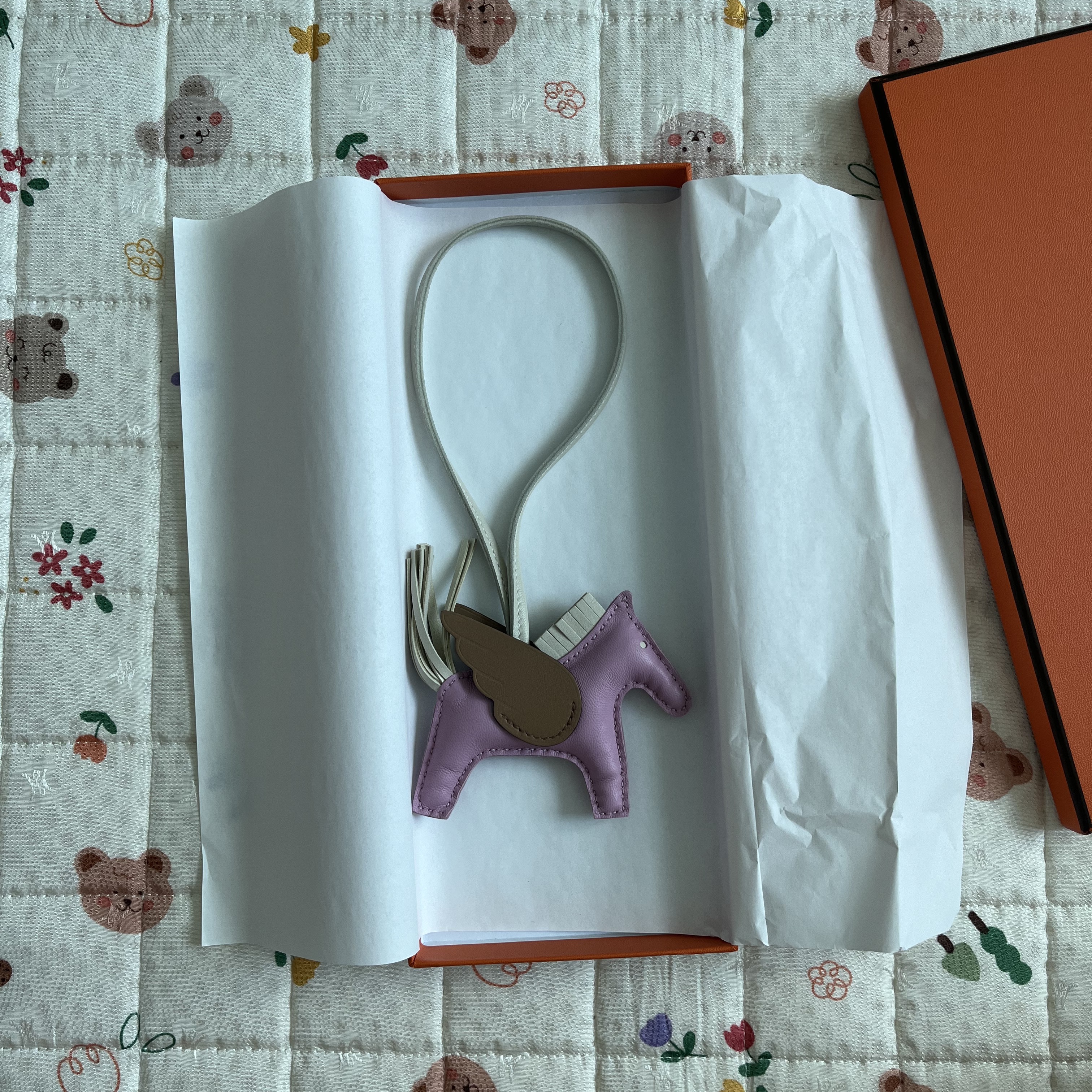 Hermes Rodeo Pegase PM Charm Milo Swift & Mauve Sylvestre Craie Chai 착용 스타일