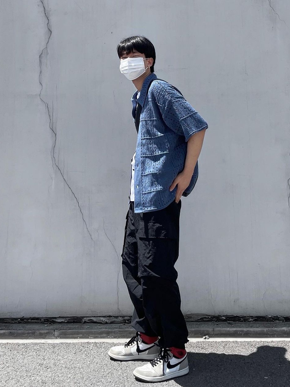 Jordan 1 Retro High OG Light Smoke Grey, CDG x Stussy T-Shirt White 착용 스타일 - 5