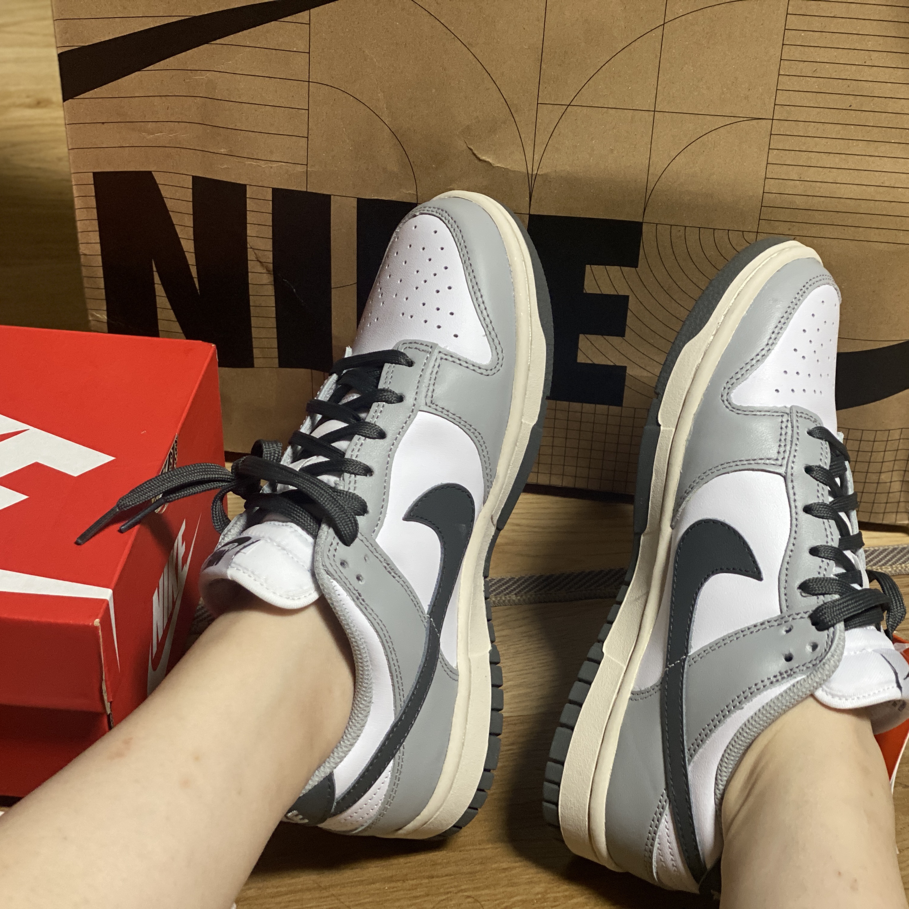 (W) Nike Dunk Low Light Smoke Grey 착용 스타일 - 3
