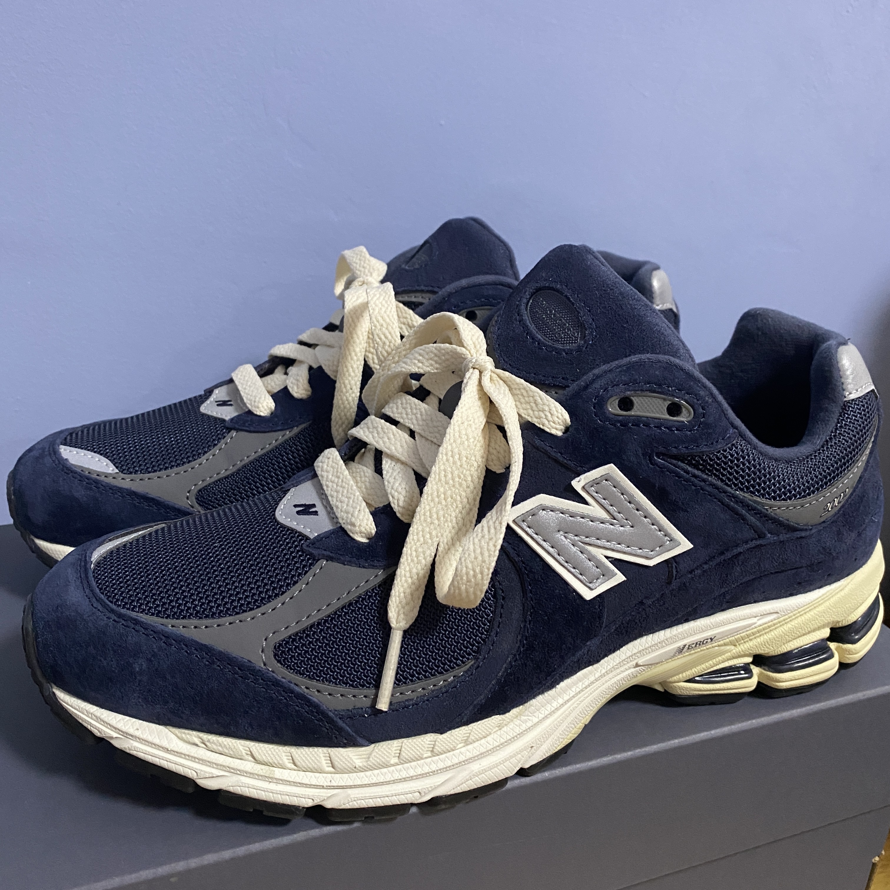 New Balance 2002R Eclipse Castlerock 착용 스타일 - 2
