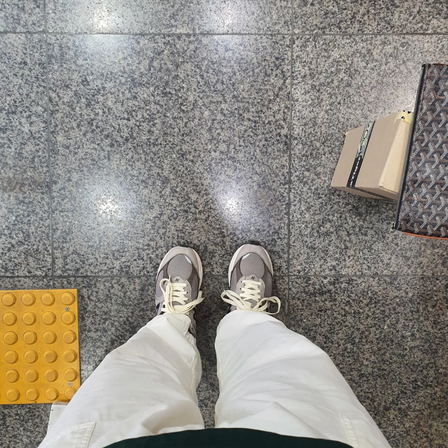 New Balance 2002 Warm Alpaca 착용 스타일 - 1