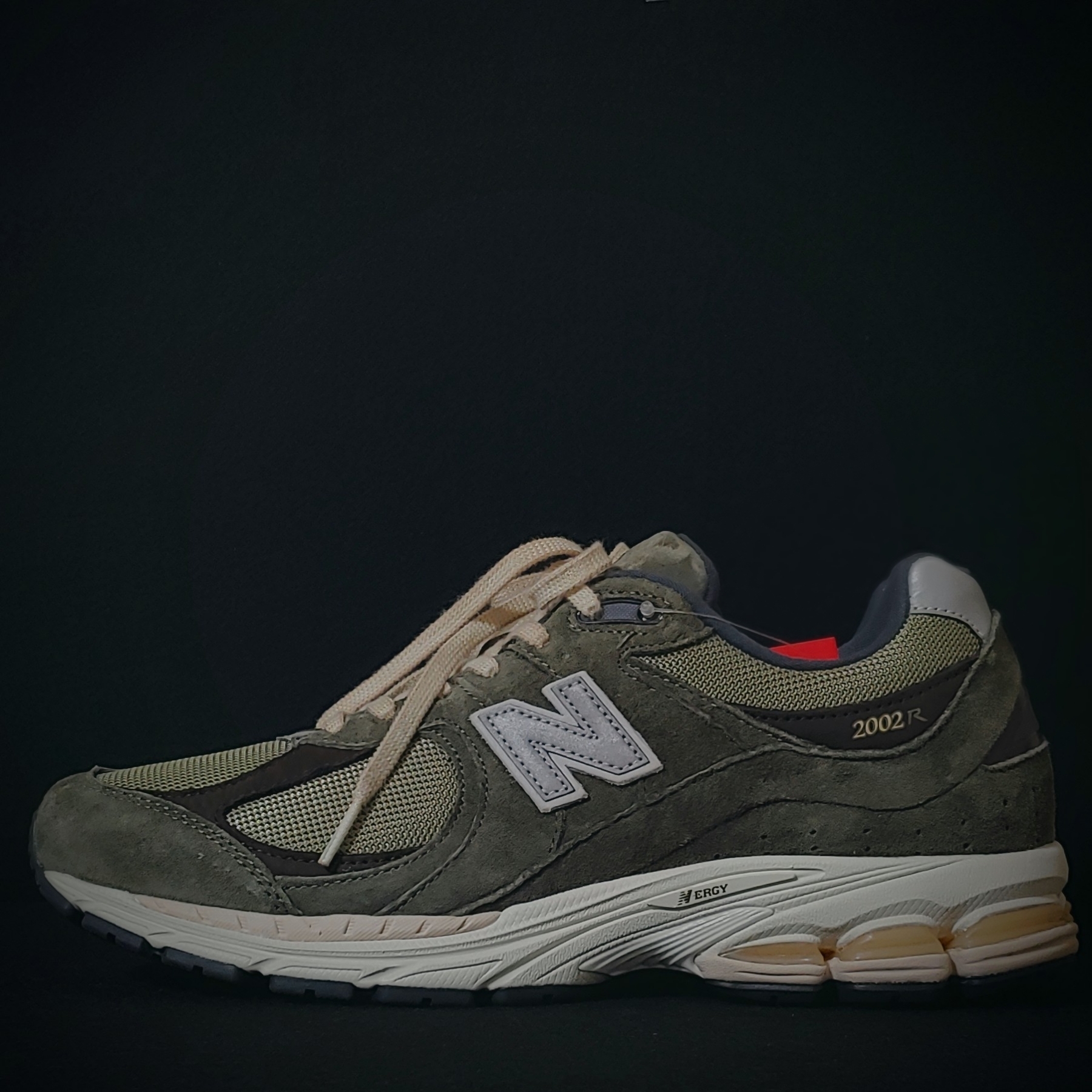New Balance 2002R Special Vintage Khaki 착용 스타일 - 2