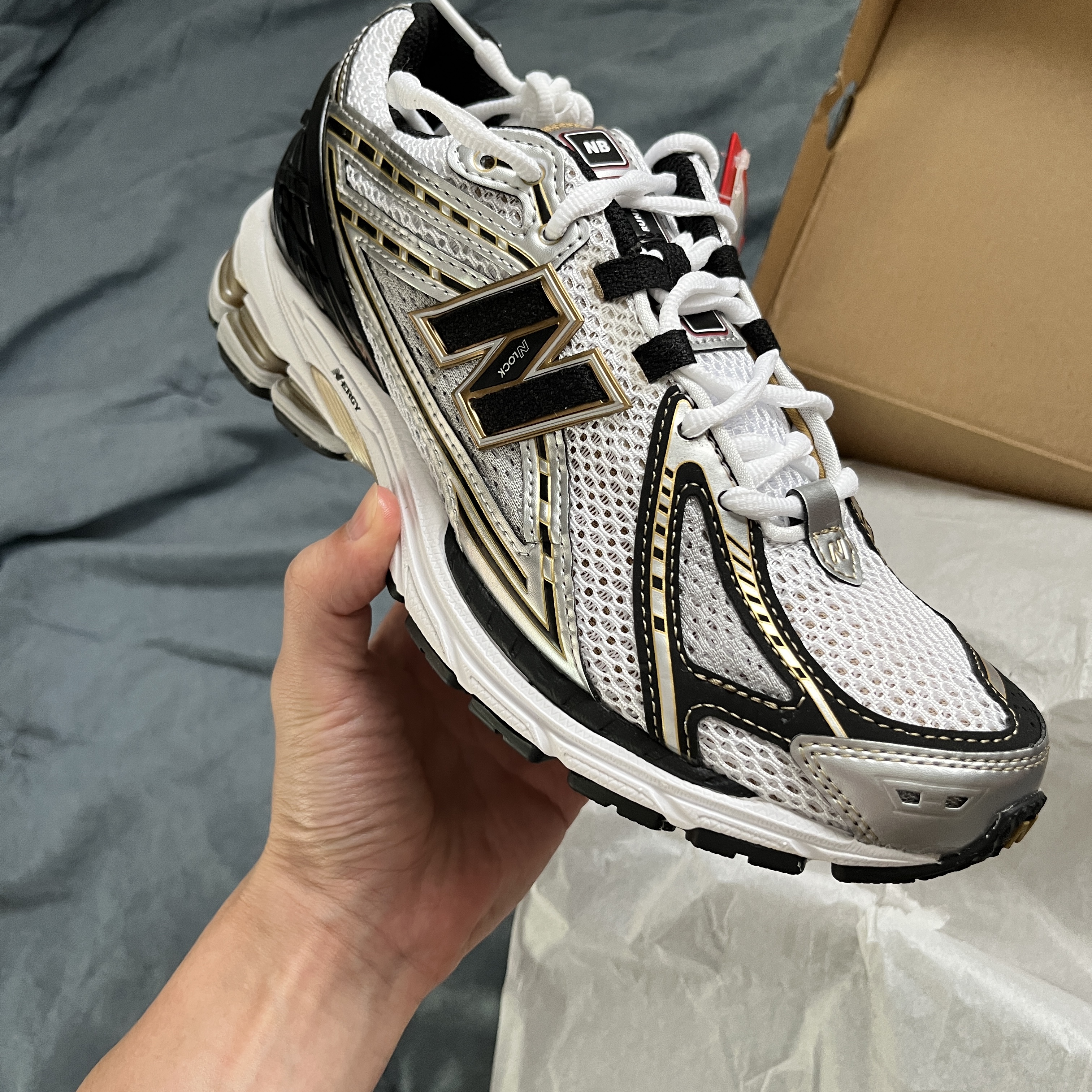 New Balance 1906R White Gold 착용 스타일 - 1