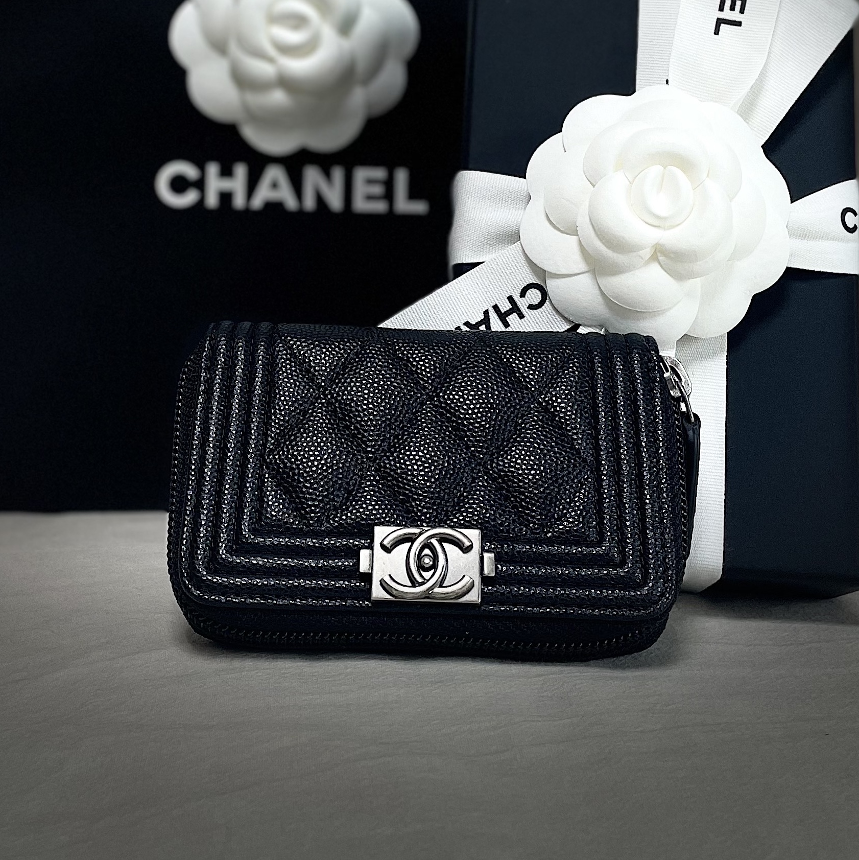 Chanel Boy Chanel Zipped Coin Purse Grained Calfskin & Ruthenium Black 착용 스타일