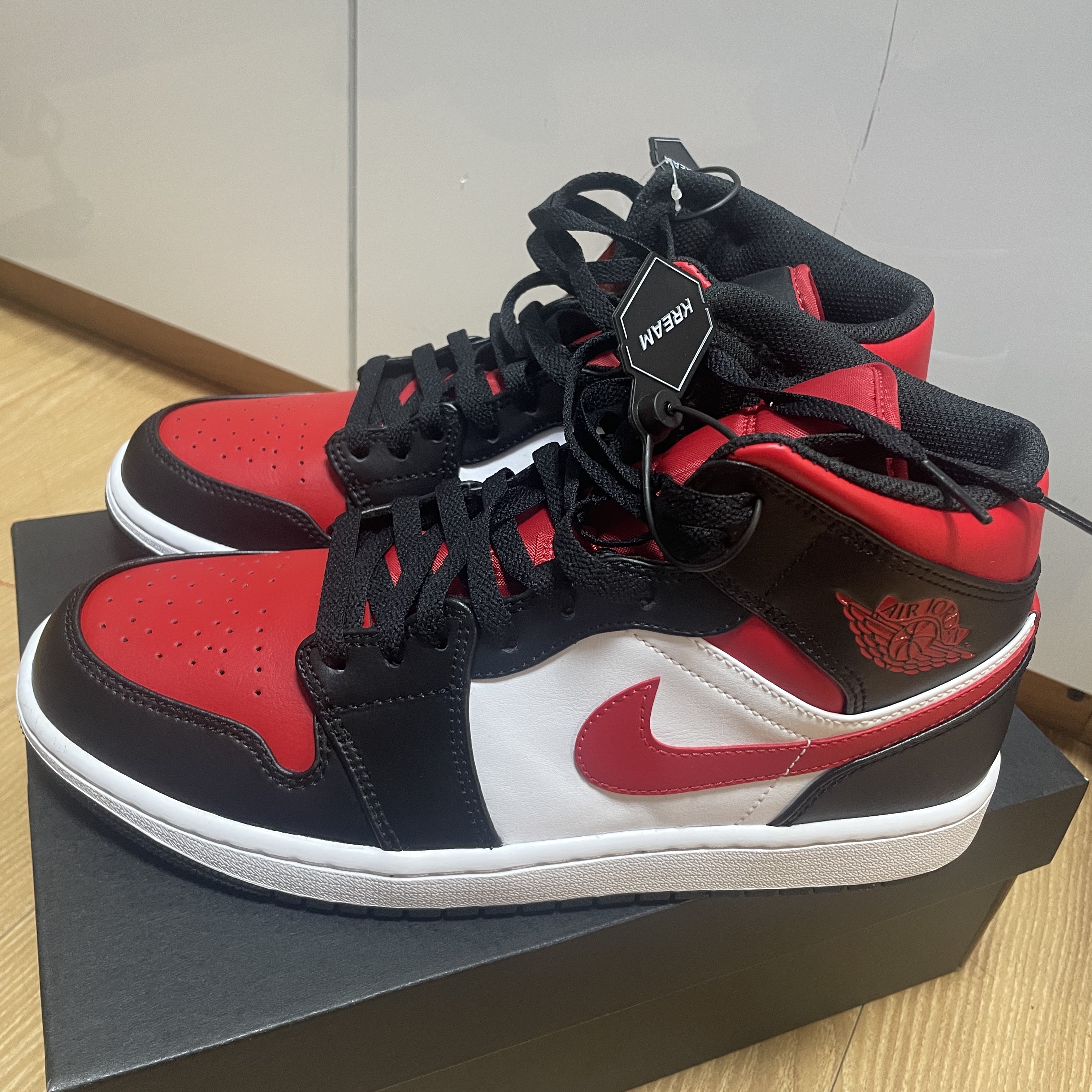 Jordan 1 Mid Black Fire Red 착용 스타일