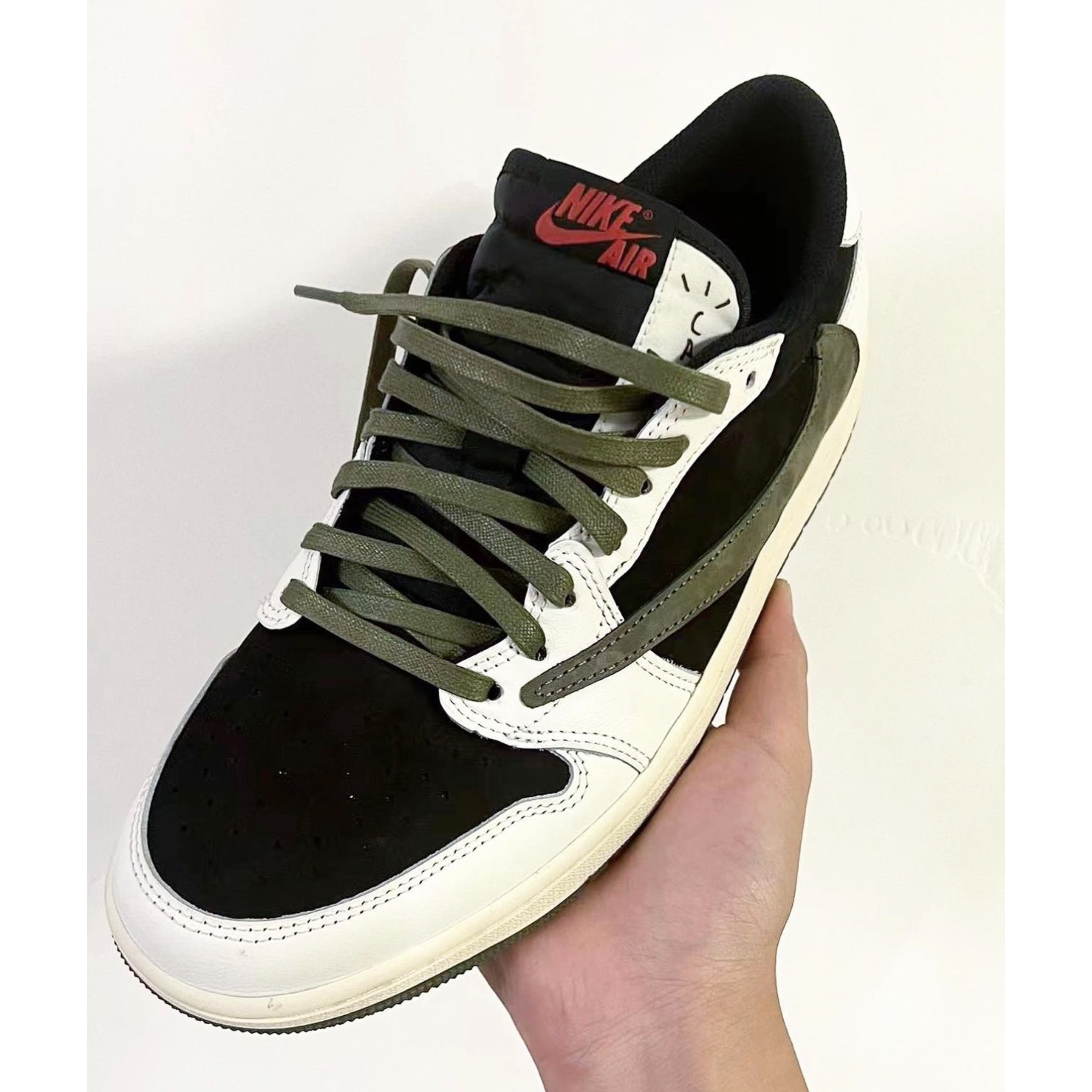 (W) Jordan 1 x Travis Scott Retro Low OG SP Medium Olive 착용 스타일 - 2