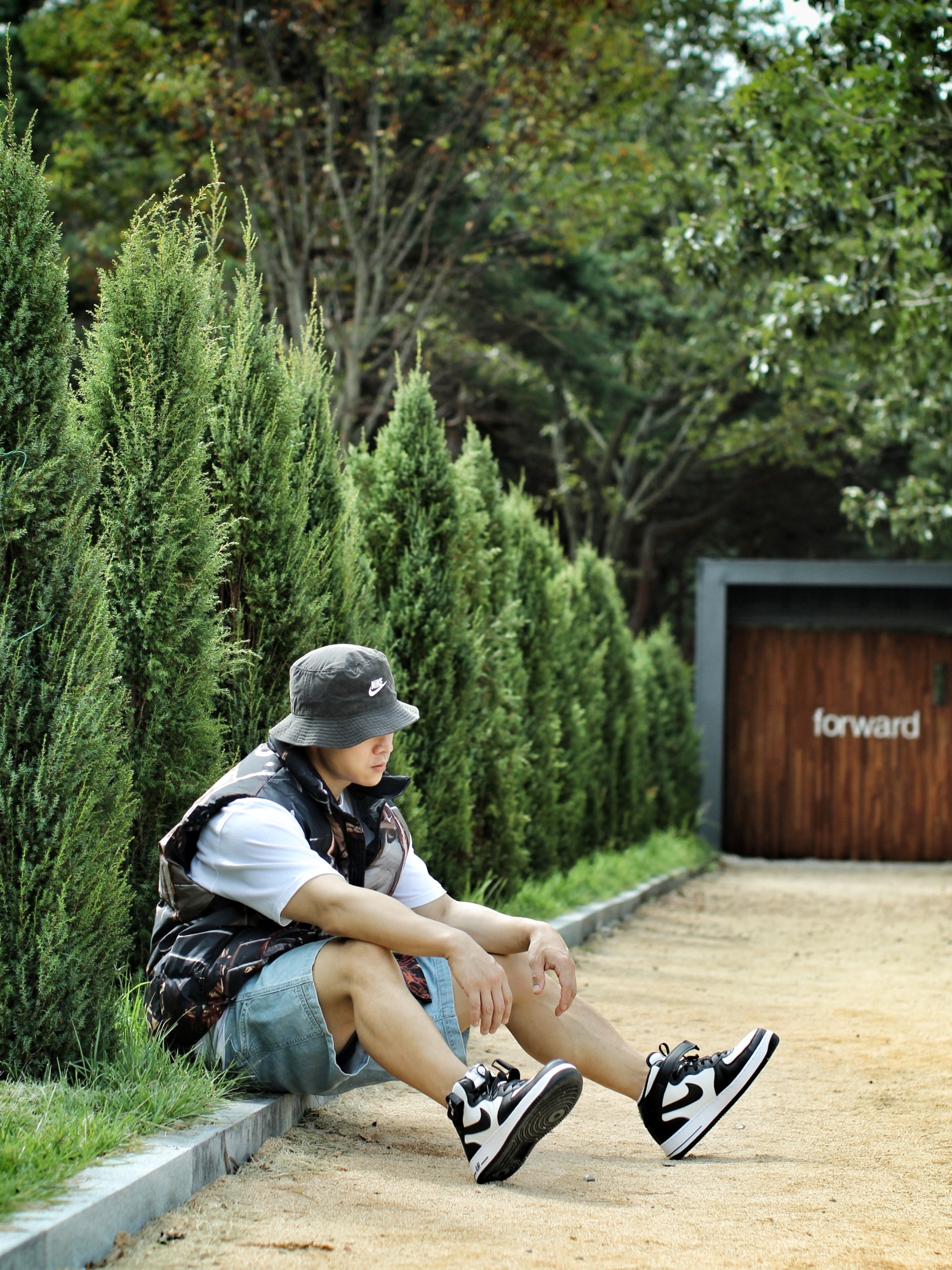 Nike x Stussy Air Force 1 '07 Mid SP Black and Light Bone, Stussy Basic Stussy T-Shirt White 2022 착용 스타일 - 2