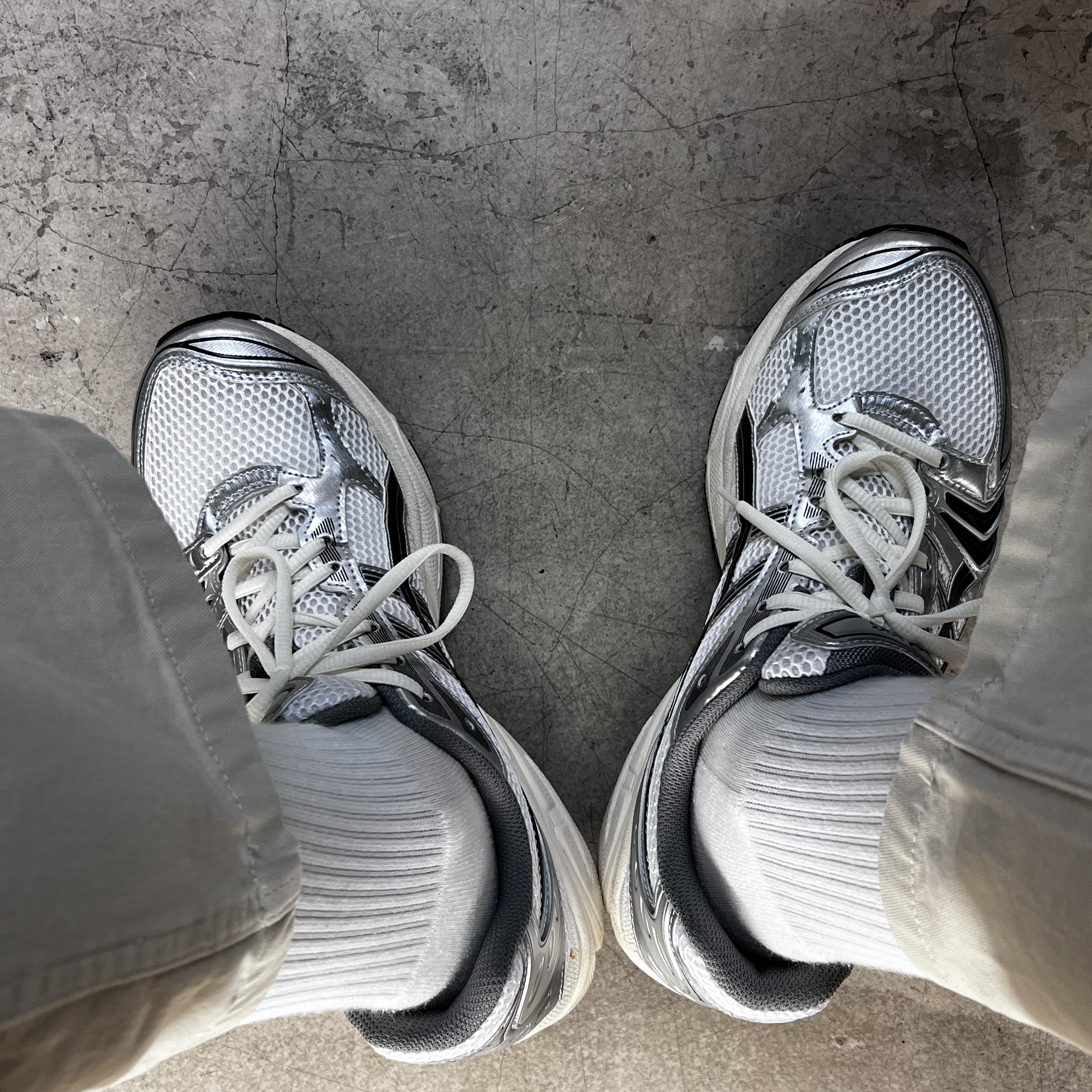 Asics x JJJJound Gel-Kayano 14 Silver Black 착용 스타일 - 4