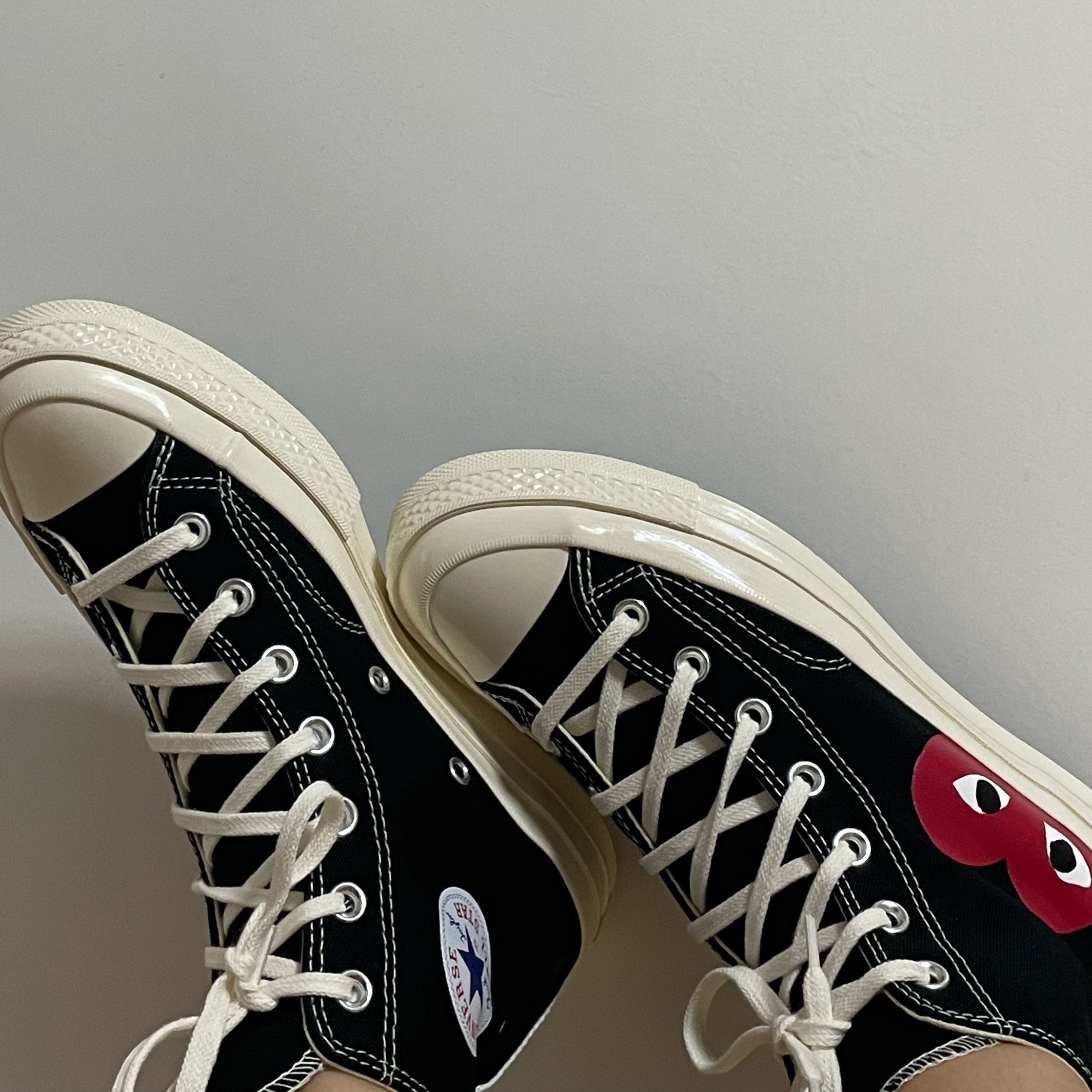 Converse x Play Comme des Garcons Chuck 70 Hi Black 착용 스타일 - 1