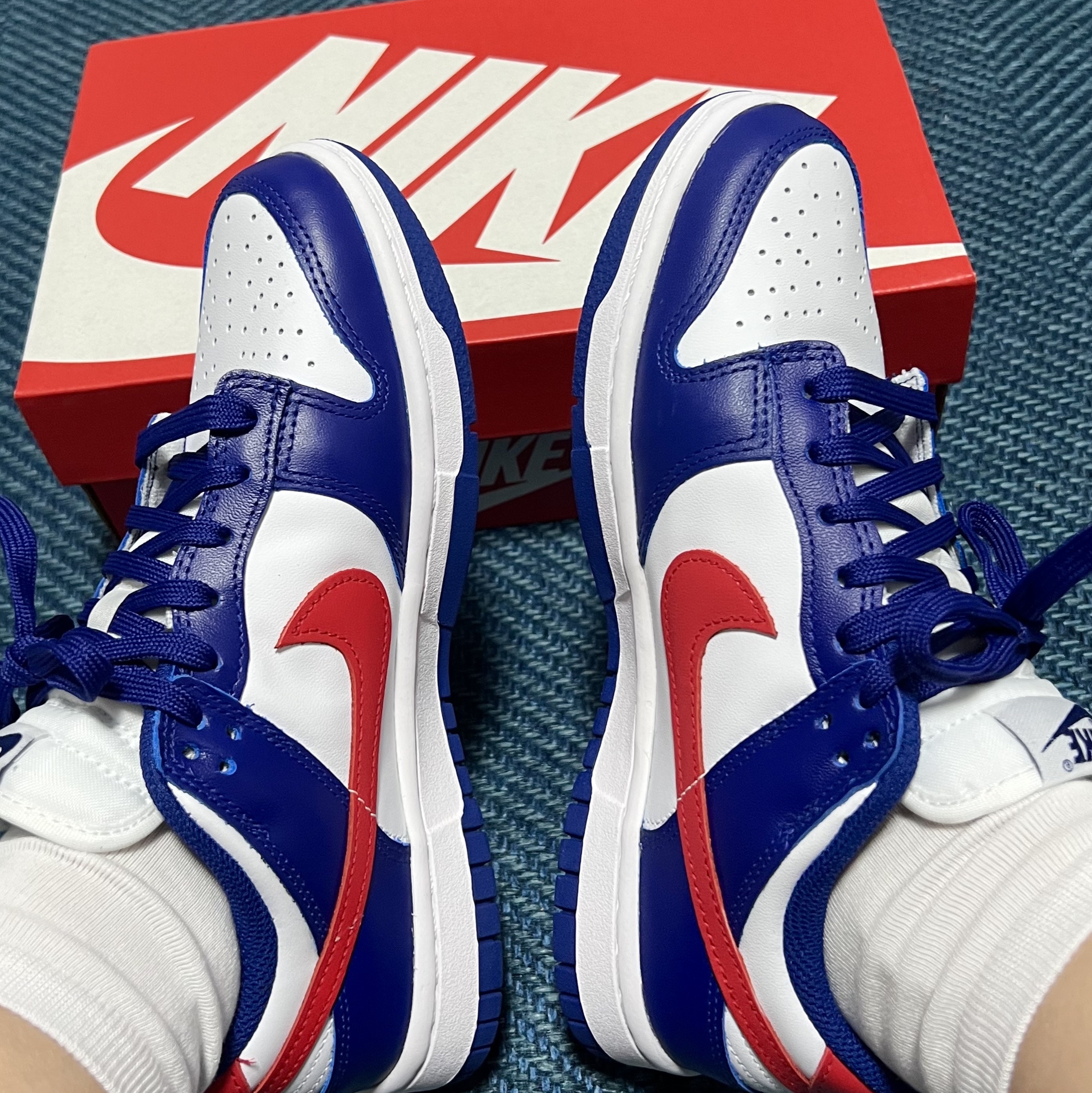 (W) Nike Dunk Low White and University Red 착용 스타일 - 1