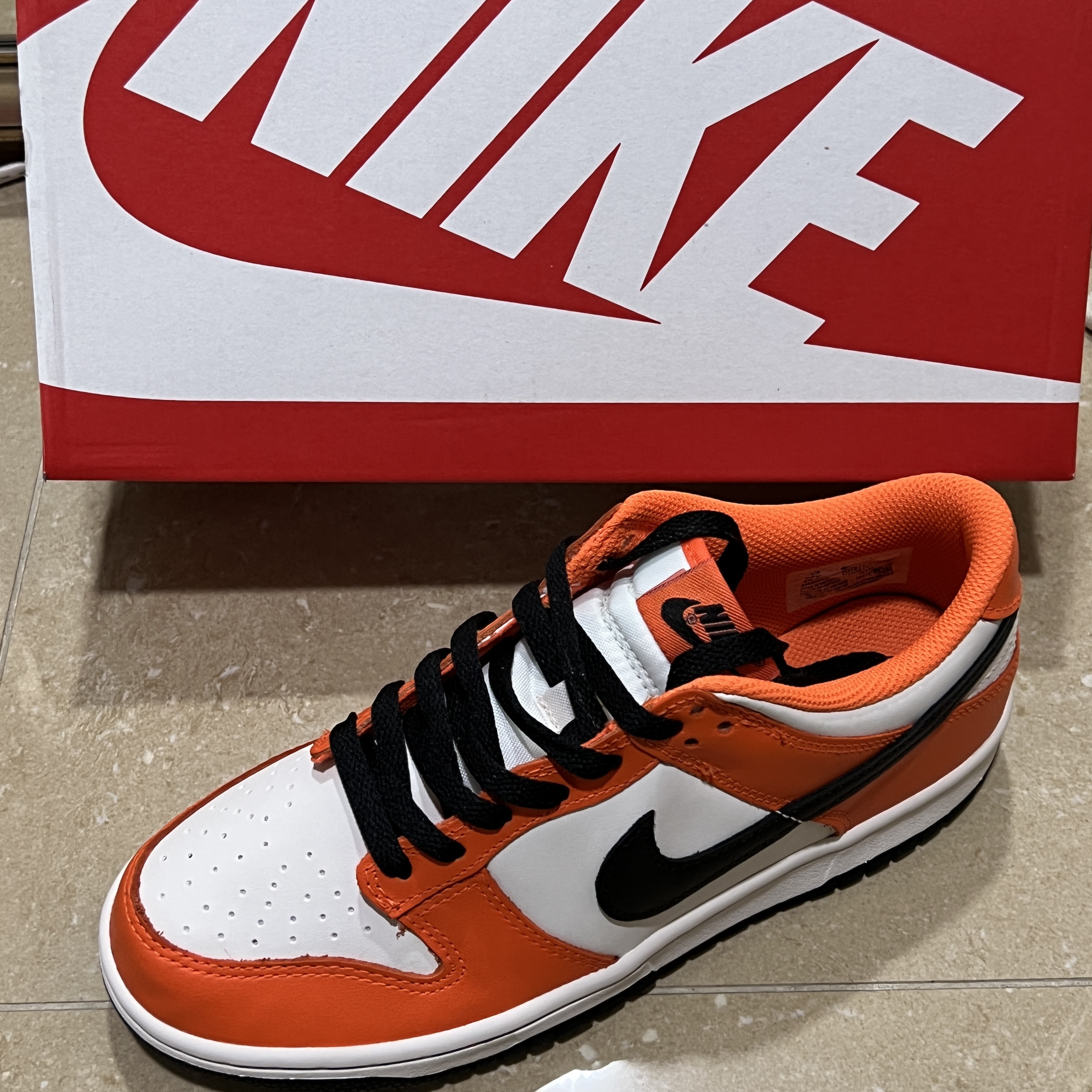 (GS) Nike Dunk Low Safety Orange 착용 스타일 - 1