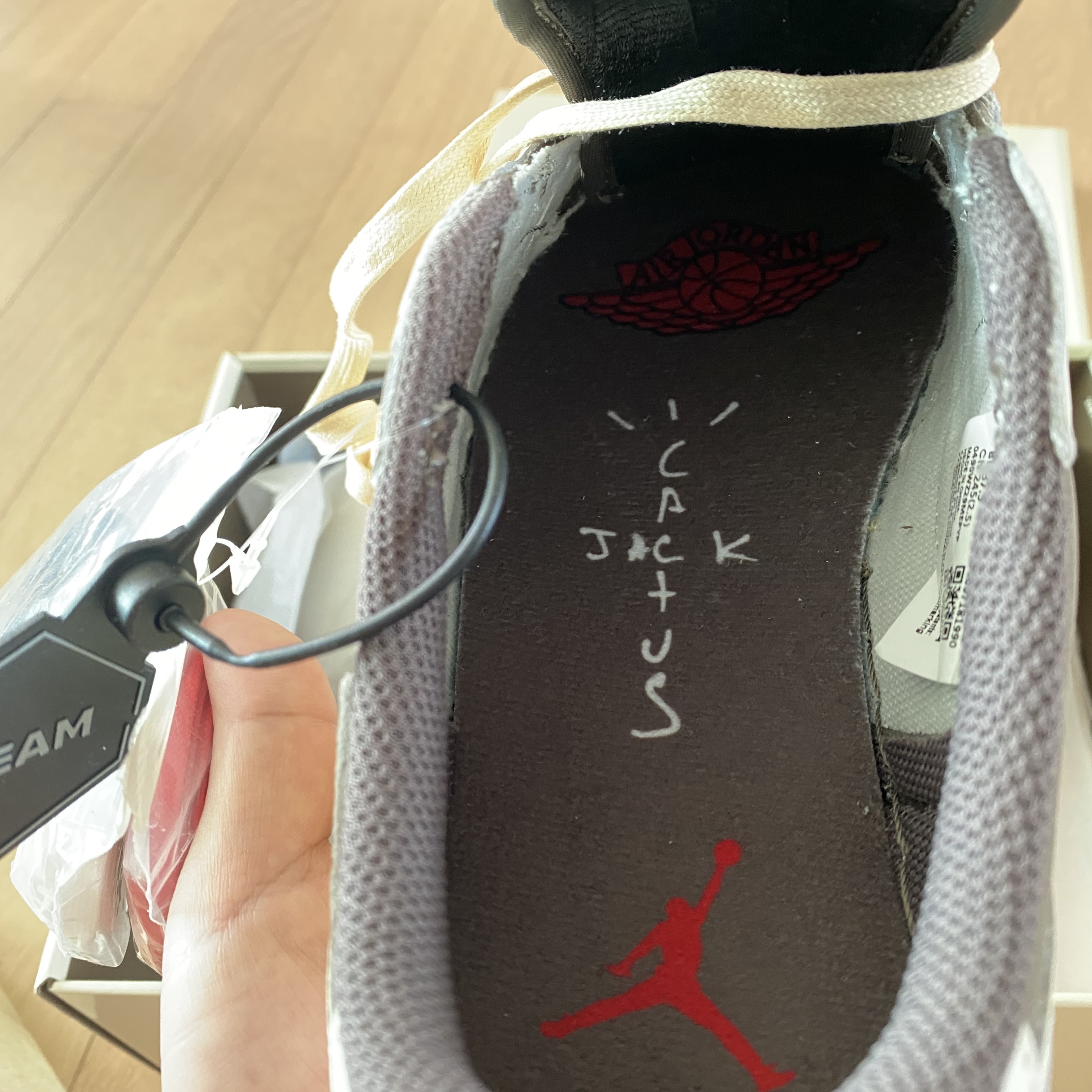 Jordan 1 x Travis Scott Retro Low OG SP Sail and Ridgerock 착용 스타일 - 3