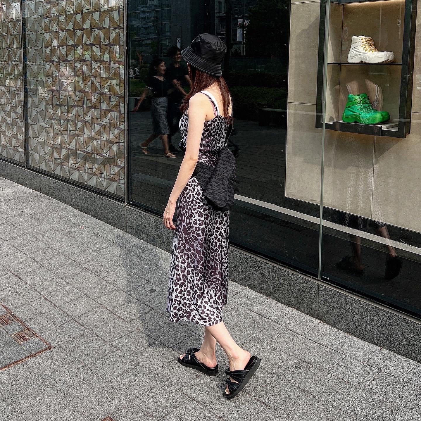 Prada Re-Nylon Bucket Hat Black, Dior Saddle Bag Black Dior Oblique Jacquard 착용 스타일 - 2