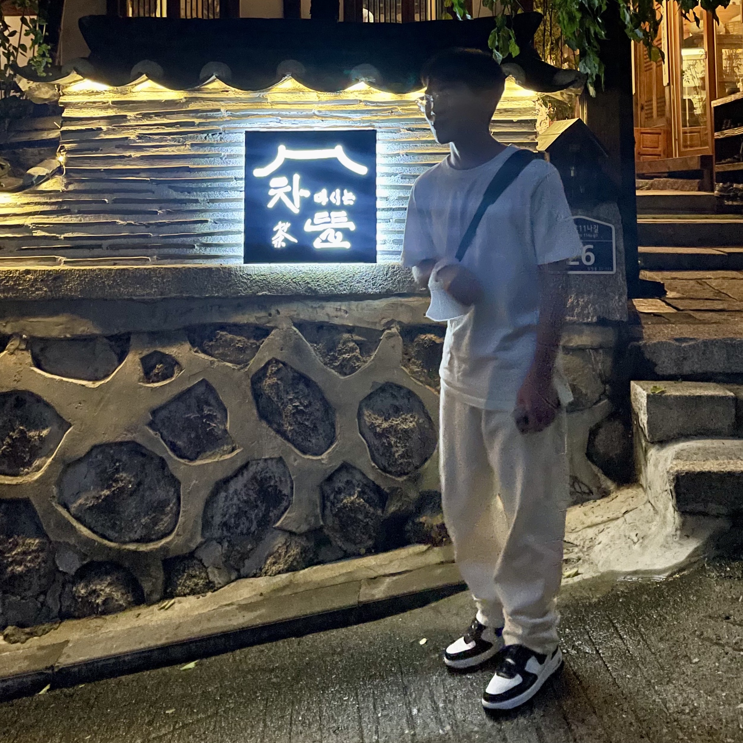 Nike x Stussy Air Force 1 '07 Mid SP Black and Light Bone, Telfar x Eastpak Circle Bag Black 착용 스타일 - 3