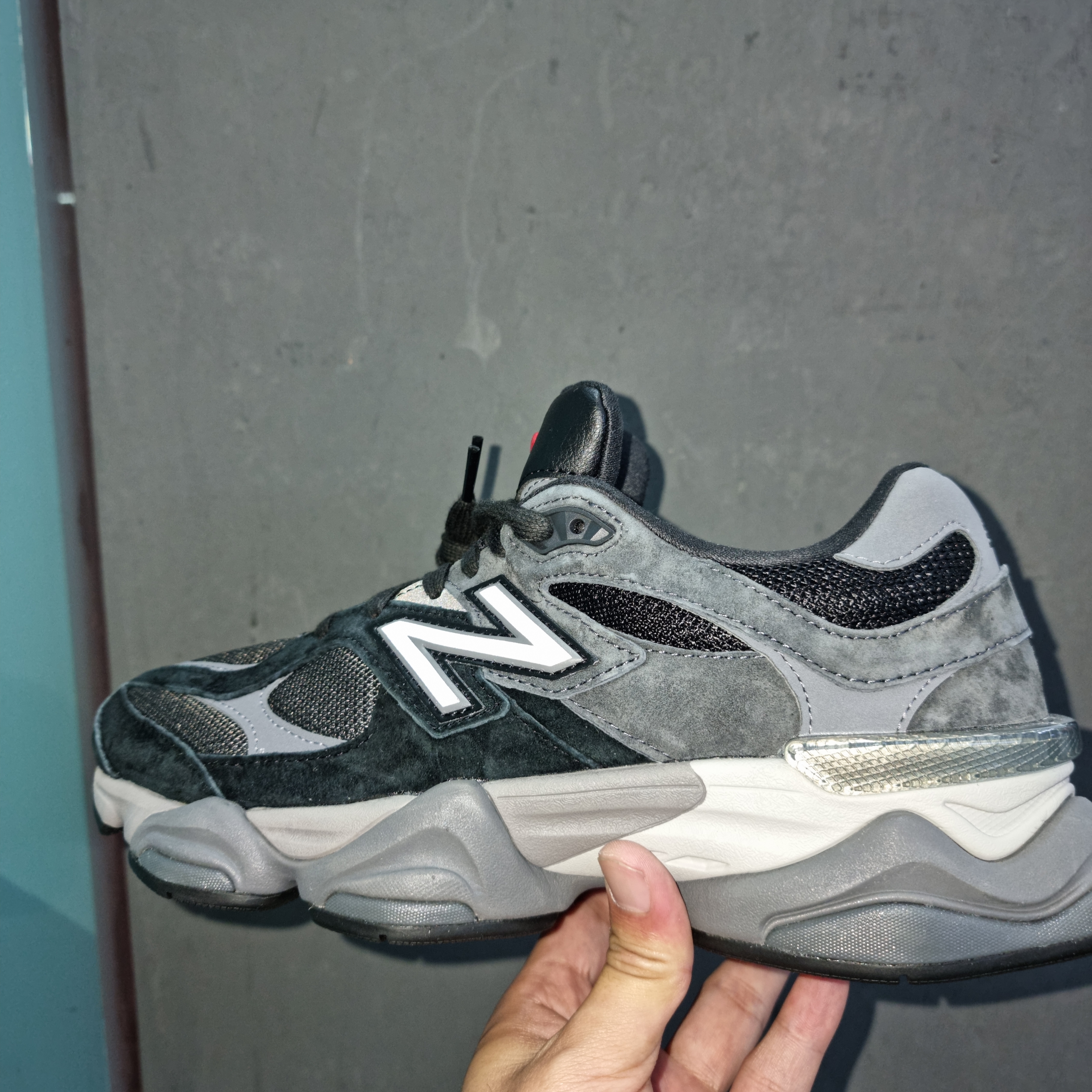 New Balance 9060 Black Castlerock 착용 스타일 - 3