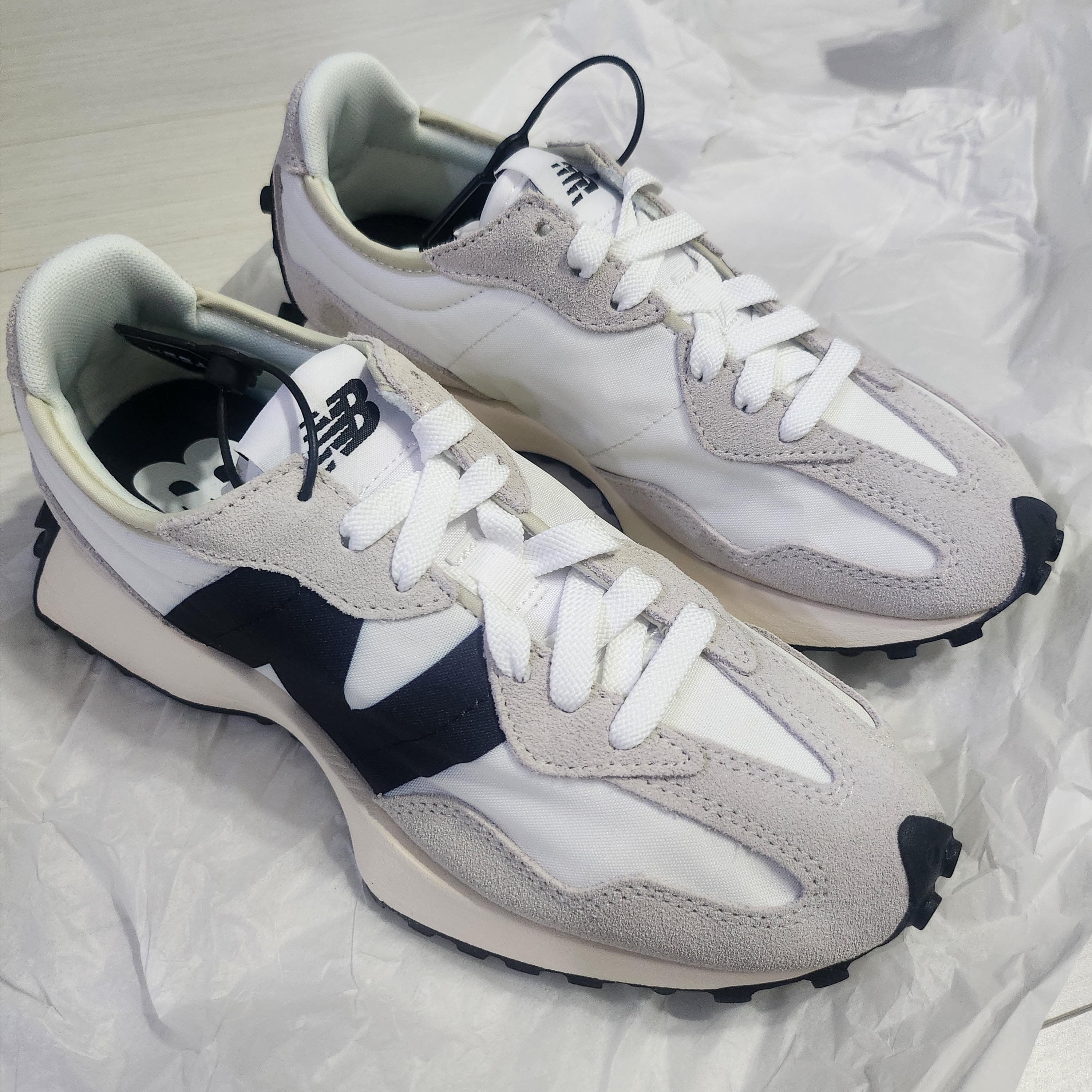 New Balance 327 White Black 착용 스타일