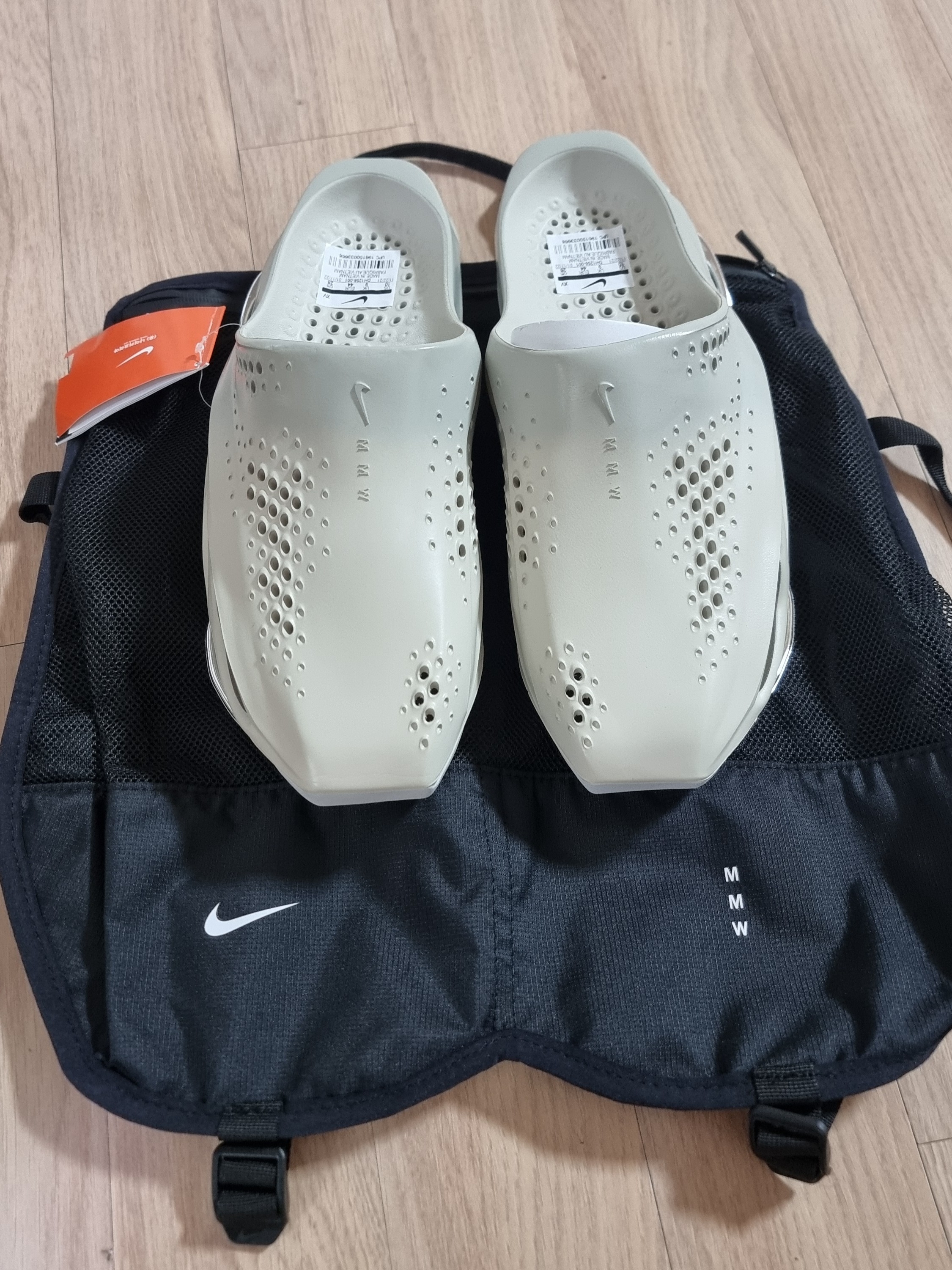 Nike x Matthew M Williams 005 Slide Light Bone and Chrome 착용 스타일 - 1