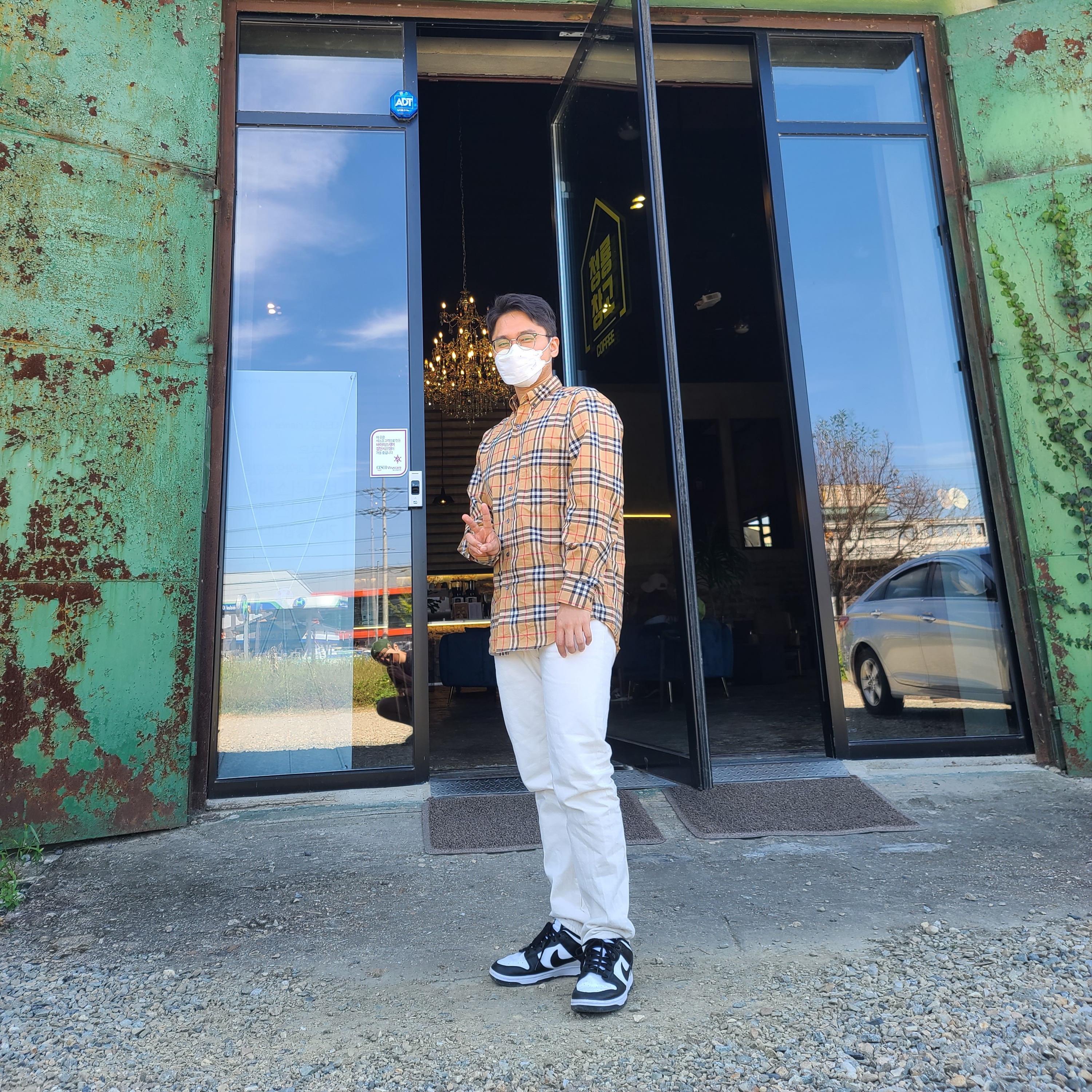 Nike Dunk Low Retro Black, Burberry Small Scale Check Stretch Cotton Shirt Archive Beige 착용 스타일