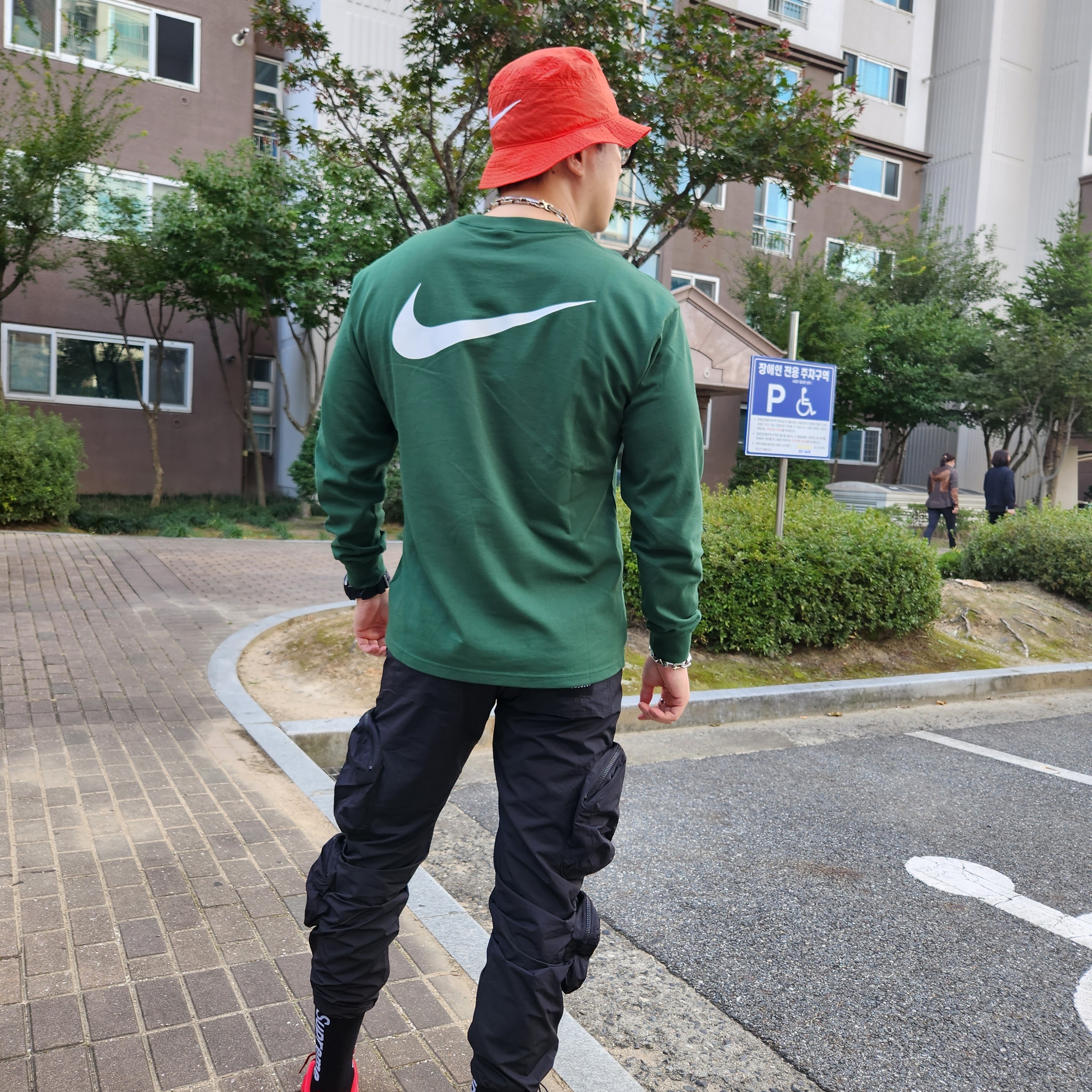 Nike x Stussy Bucket Hat Habanero Red, Louis Vuitton Monogram Chain Necklace Silver 착용 스타일