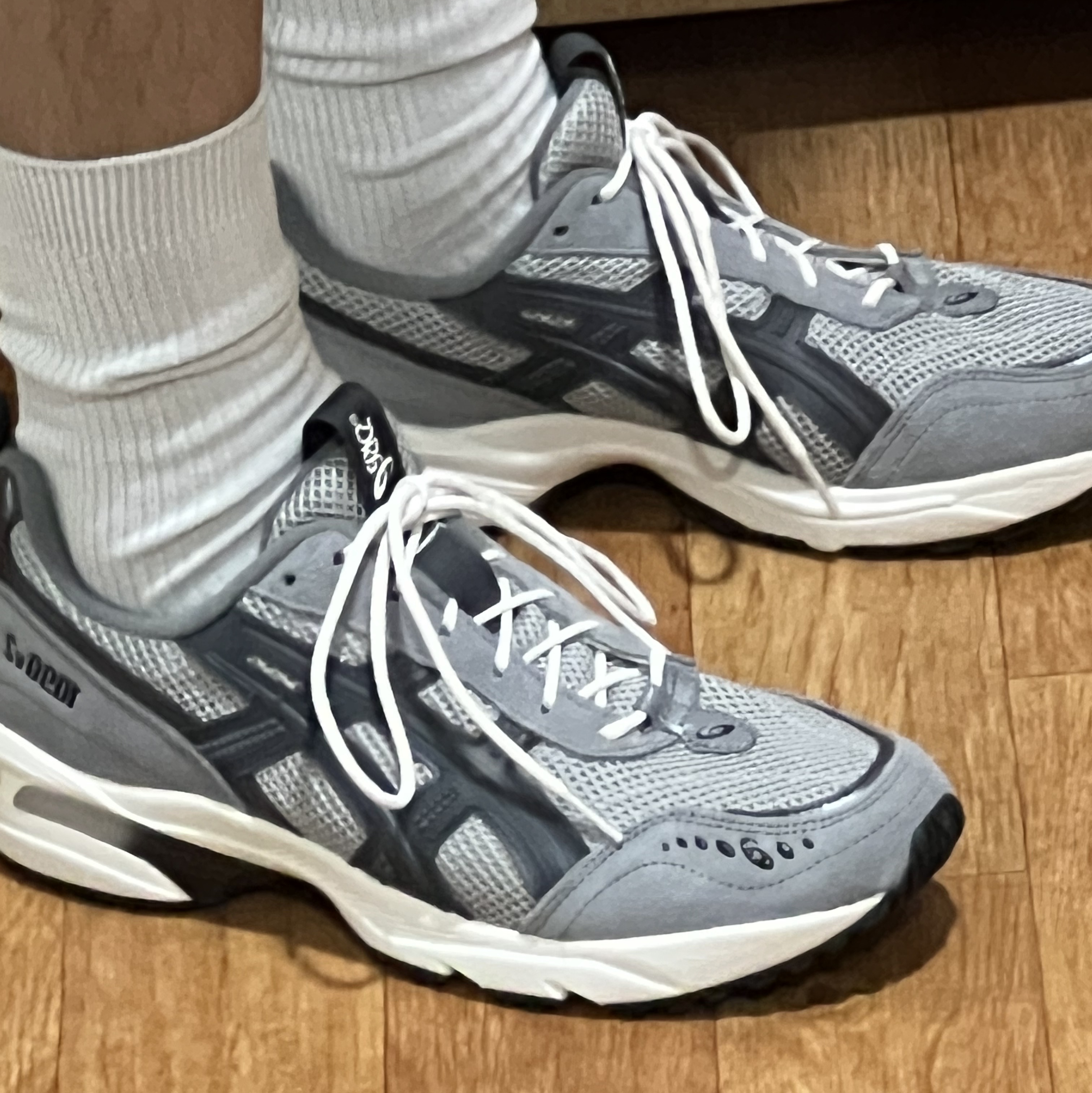 Asics Gel-1090 V2 Oyster Grey 착용 스타일 - 2