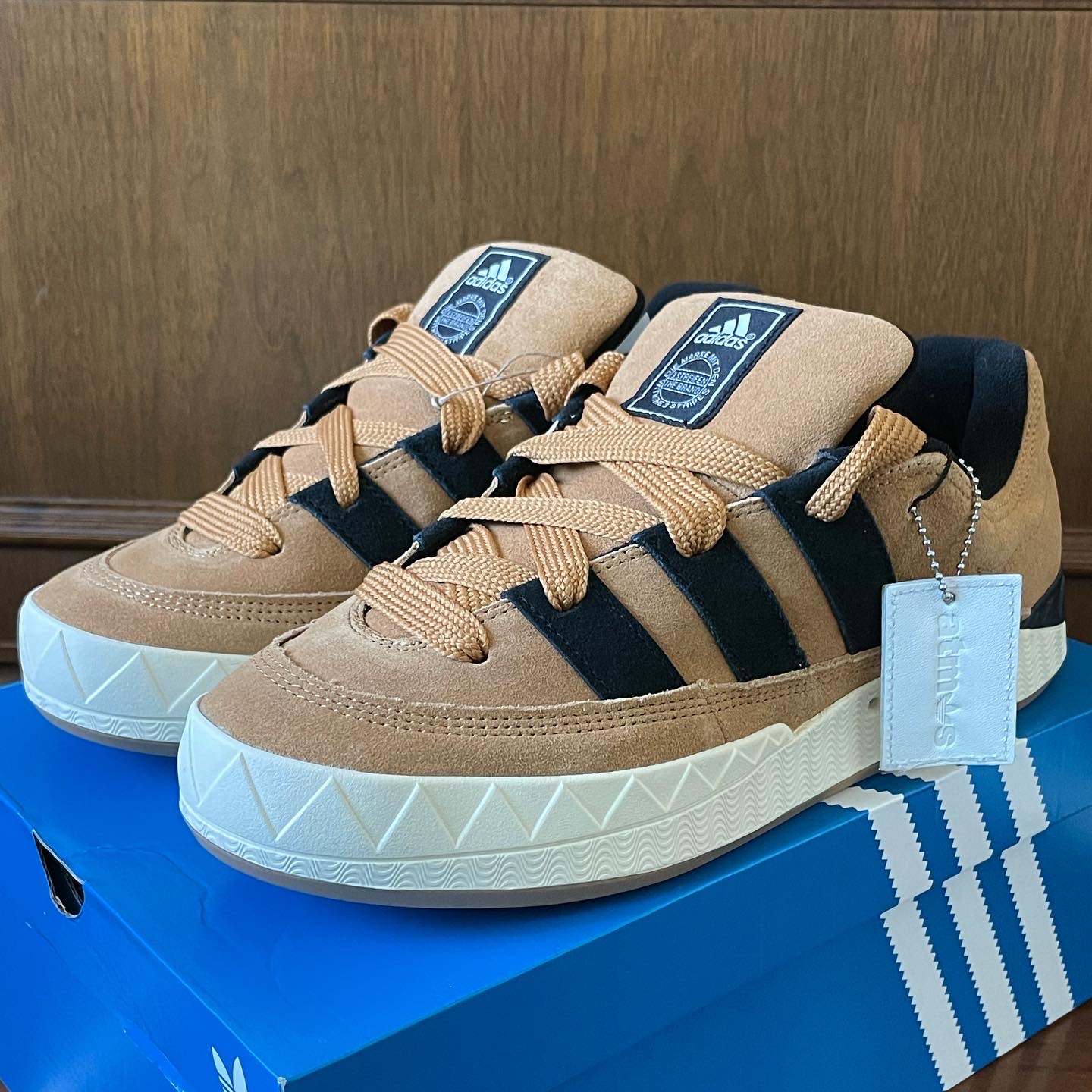 Adidas x Atmos Adimatic OG Shoebox 착용 스타일 - 2