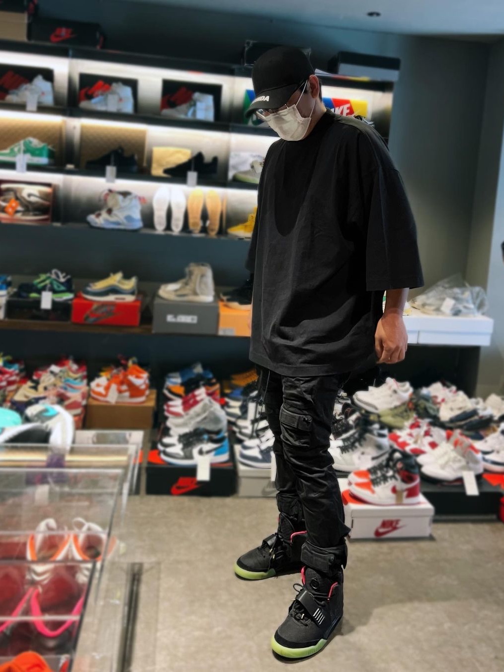Nike Air Yeezy 2 Solar Red, Yeezy Gap Engineered By Balenciaga Dove 3/4 Sleeve T-Shirt Black 착용 스타일