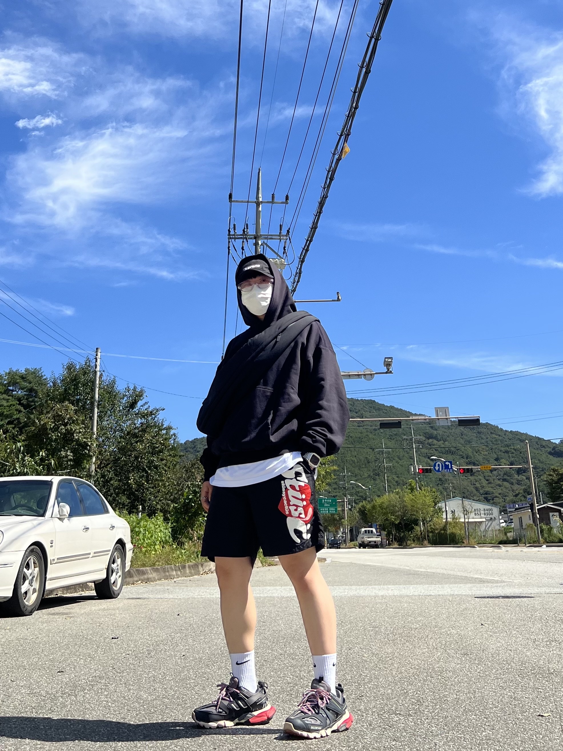 Balenciaga Track Sneakers Black Red 2019, Yeezy Gap Hoodie Black 착용 스타일 - 3