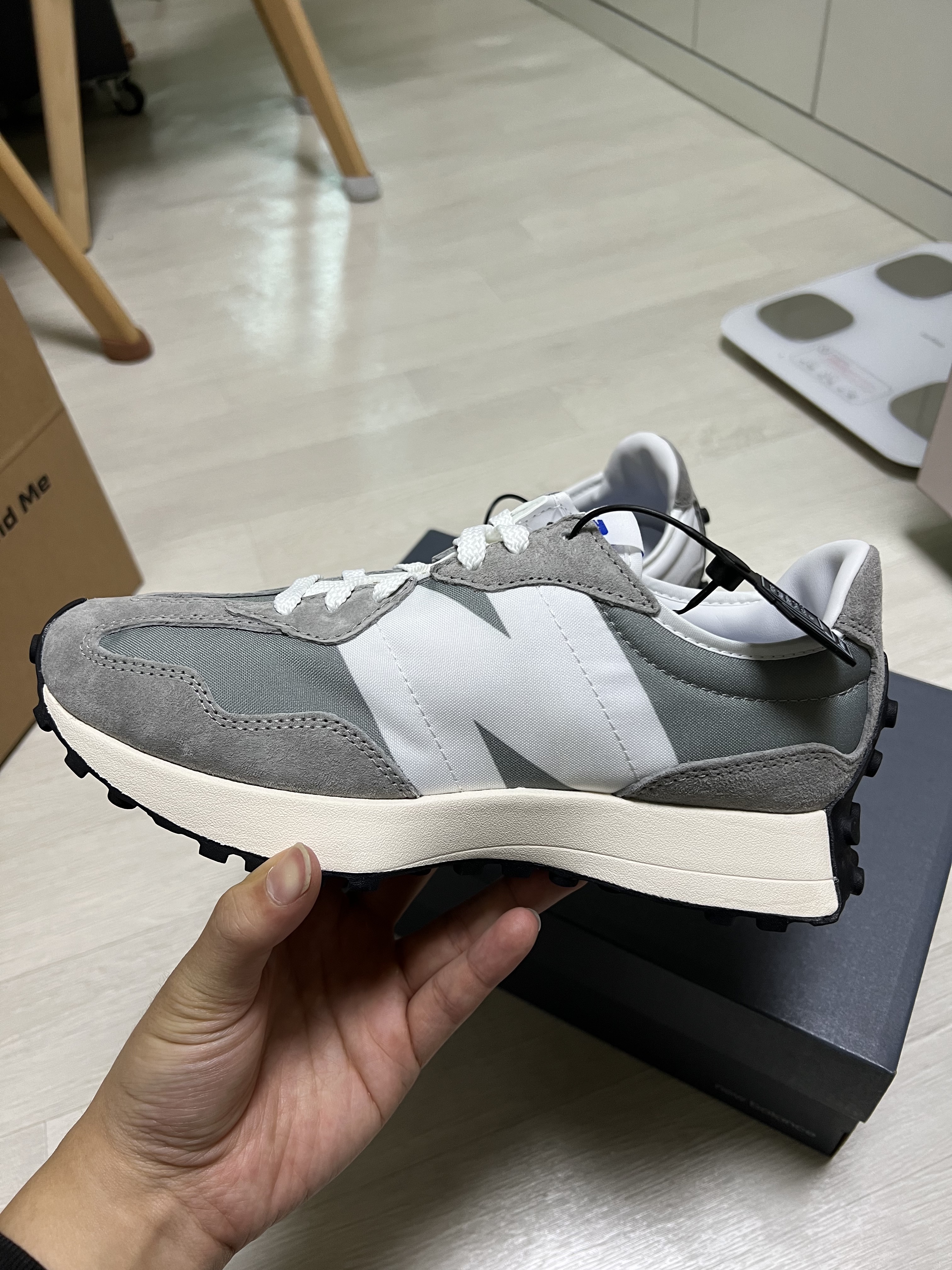 New Balance 327 Grey 착용 스타일 - 3