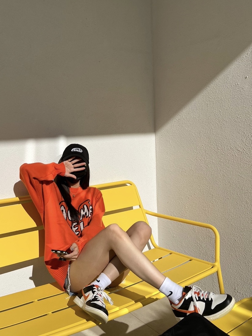 (GS) Nike Dunk Low PRM Halloween, Prada Re-Edition 2000 Re-Nylon Mini Shoulder Bag Black 착용 스타일 - 1