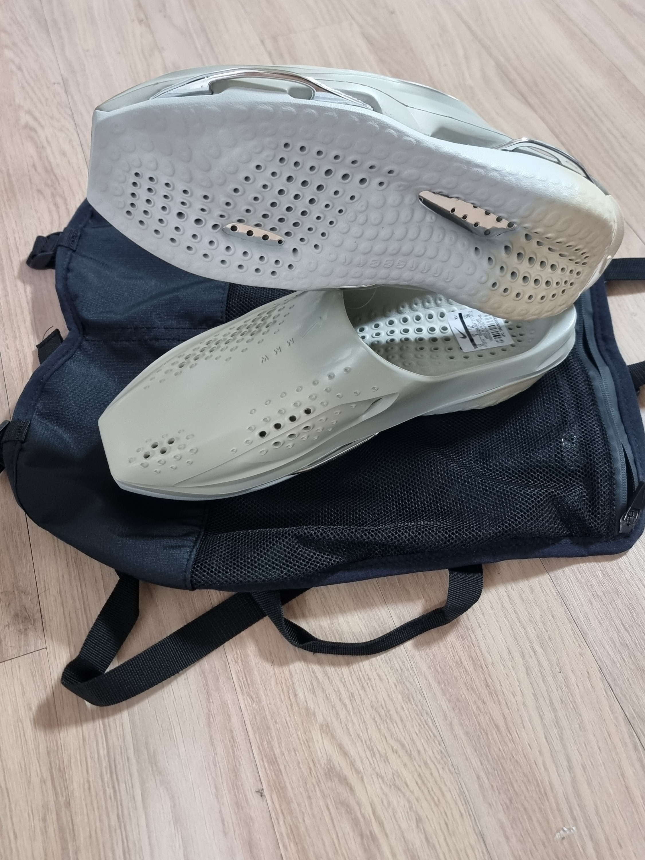Nike x Matthew M Williams 005 Slide Light Bone and Chrome 착용 스타일 - 2