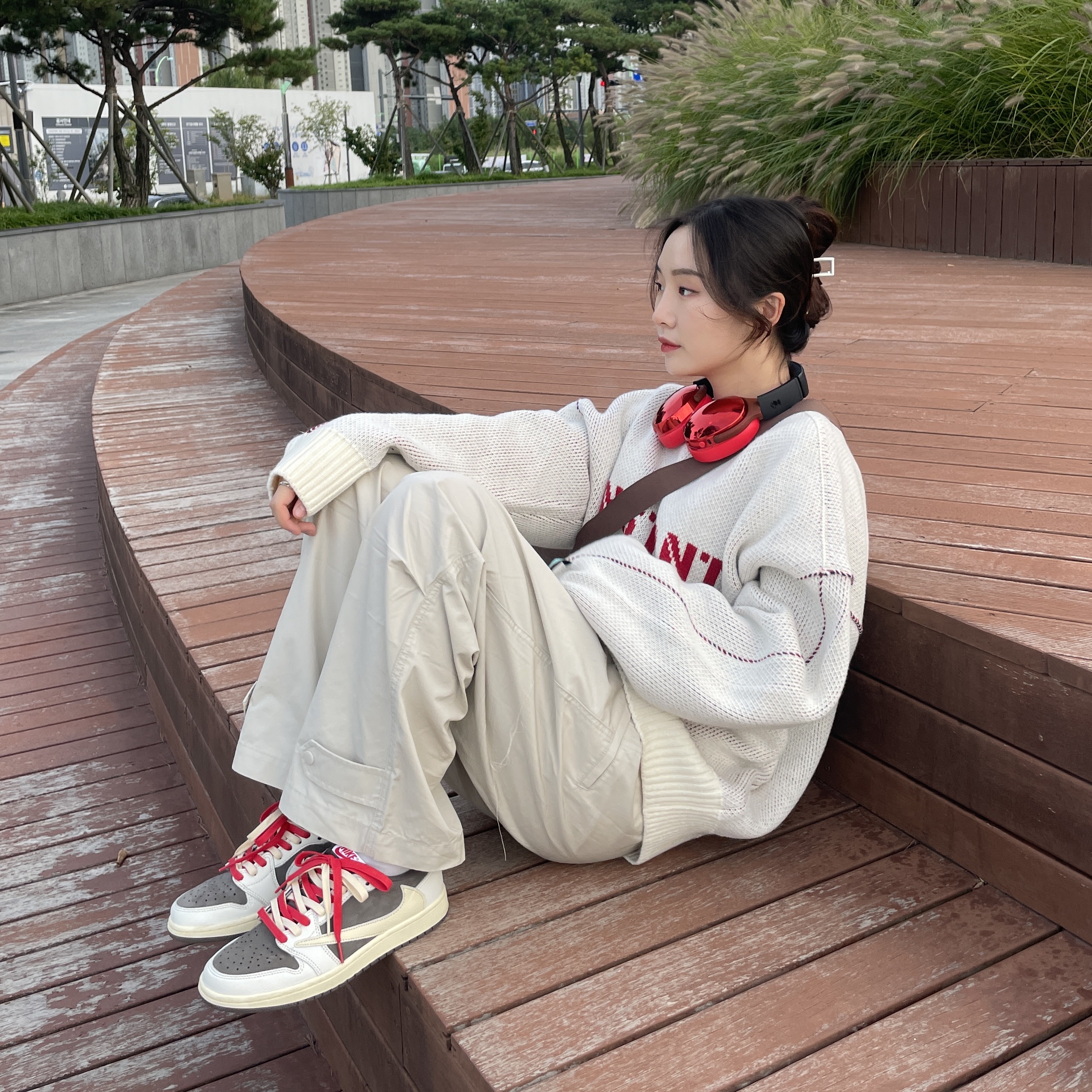 Jordan 1 x Travis Scott Retro Low OG SP Sail and Ridgerock, Uniqlo U Drawstring Shoulder Bag Brown 착용 스타일 - 1