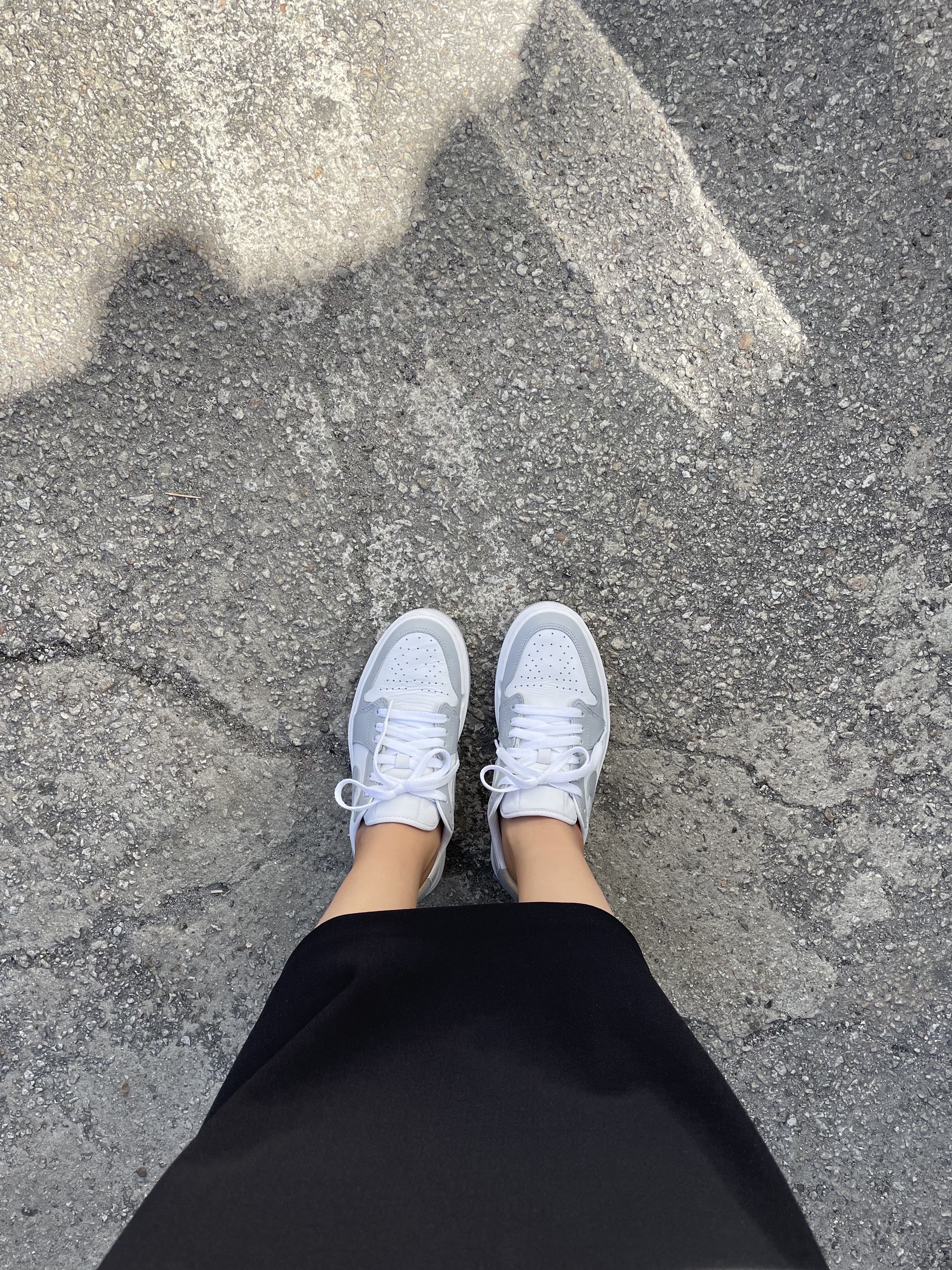 (W) Jordan 1 Elevate Low White and Wolf Grey, (W) Maison Kitsune Fox Head Patch Adjusted R-Neck Cardigan Ecru 착용 스타일 - 3