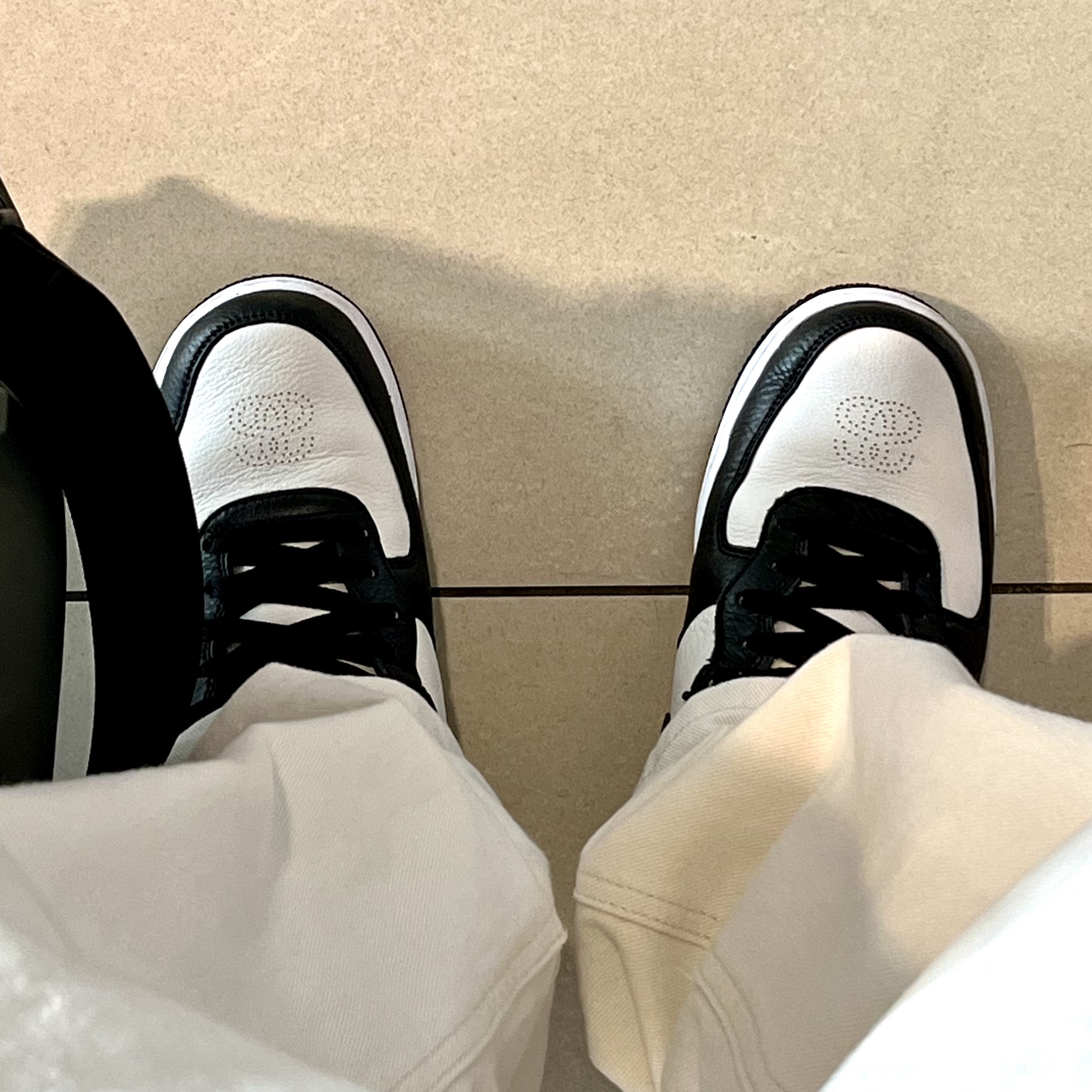 Nike x Stussy Air Force 1 '07 Mid SP Black and Light Bone, Telfar x Eastpak Circle Bag Black 착용 스타일 - 2