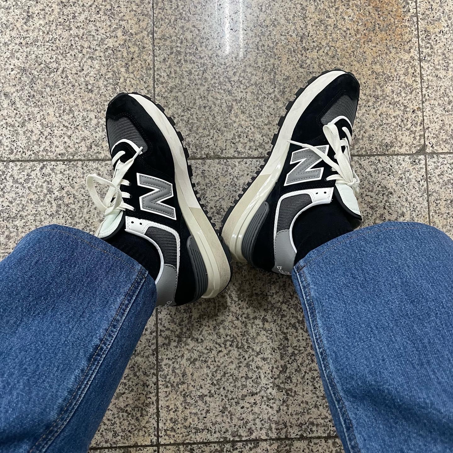 New Balance 574 Legacy Black 착용 스타일 - 4