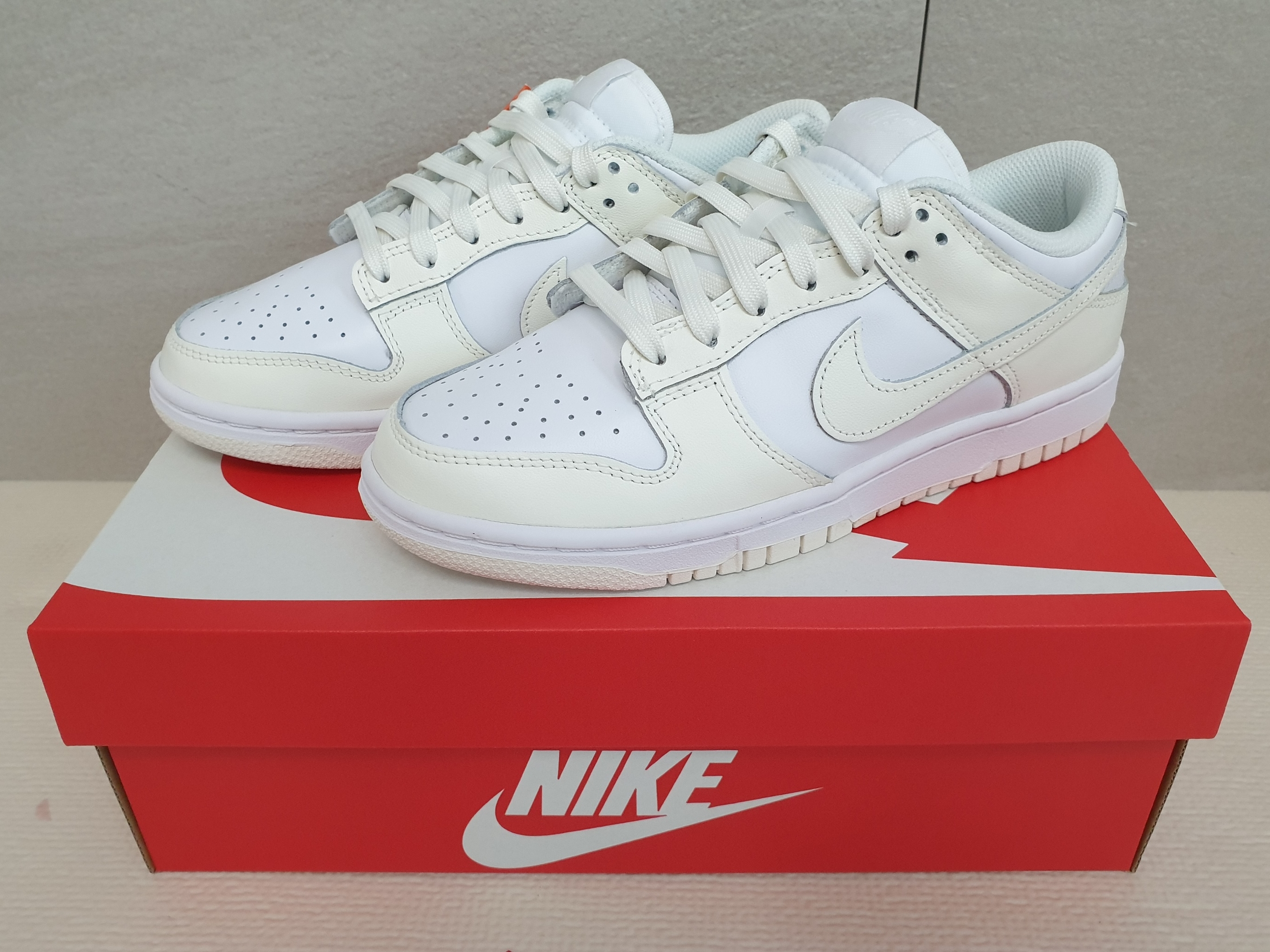 (W) Nike Dunk Low White and Sail 착용 스타일 - 1