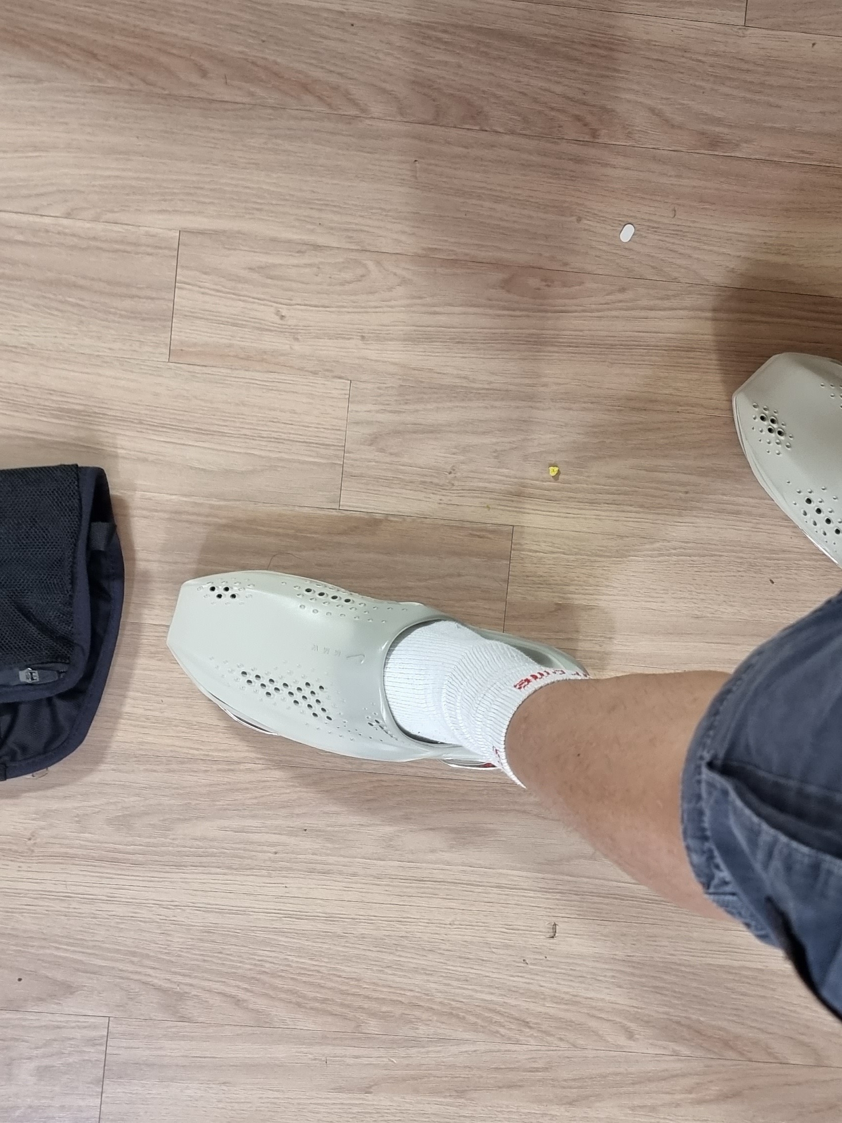 Nike x Matthew M Williams 005 Slide Light Bone and Chrome 착용 스타일 - 5