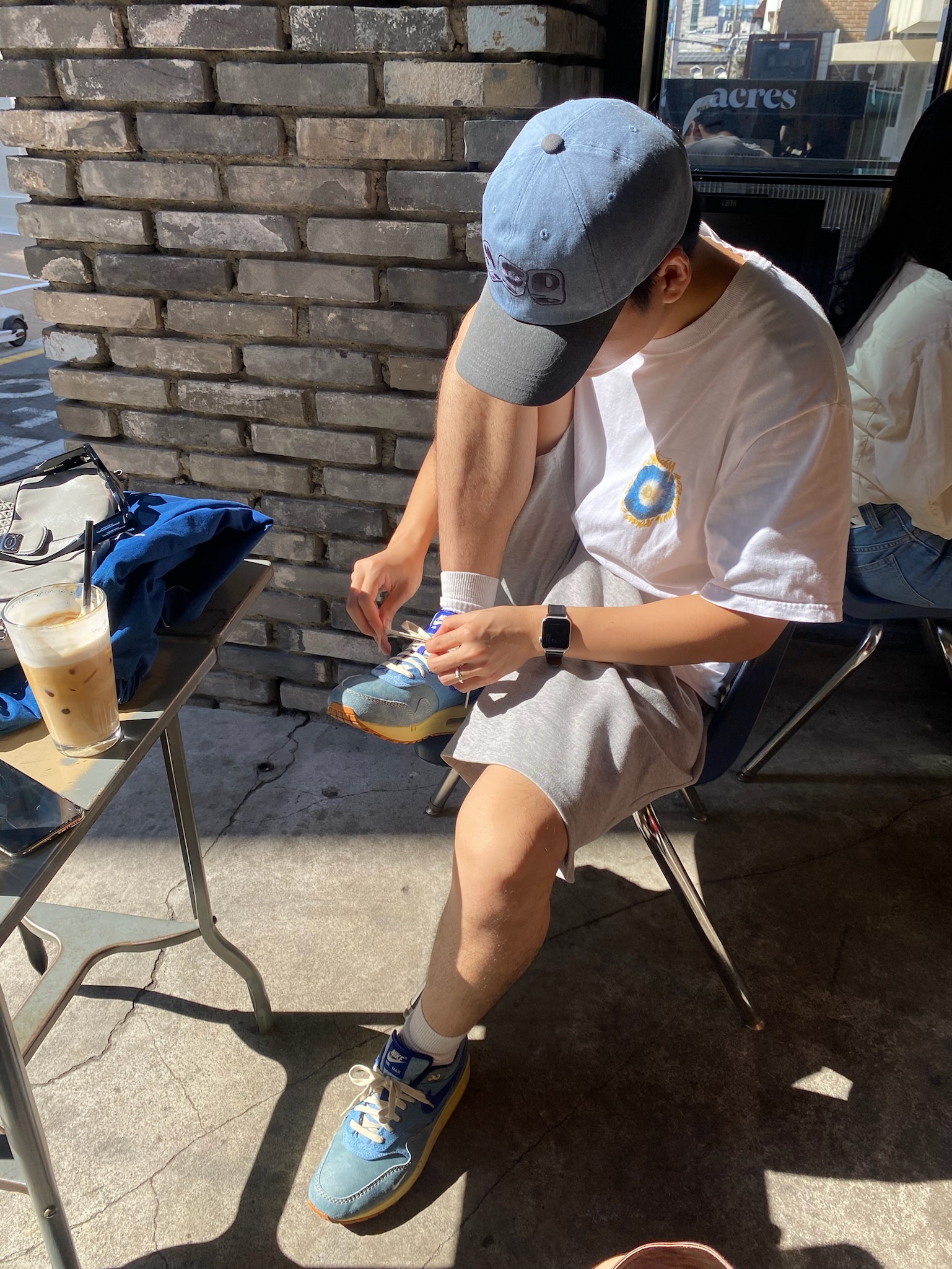 Nike Air Max 1 Premium Dirty Denim, Stussy Cosmos T-Shirt White 착용 스타일 - 2