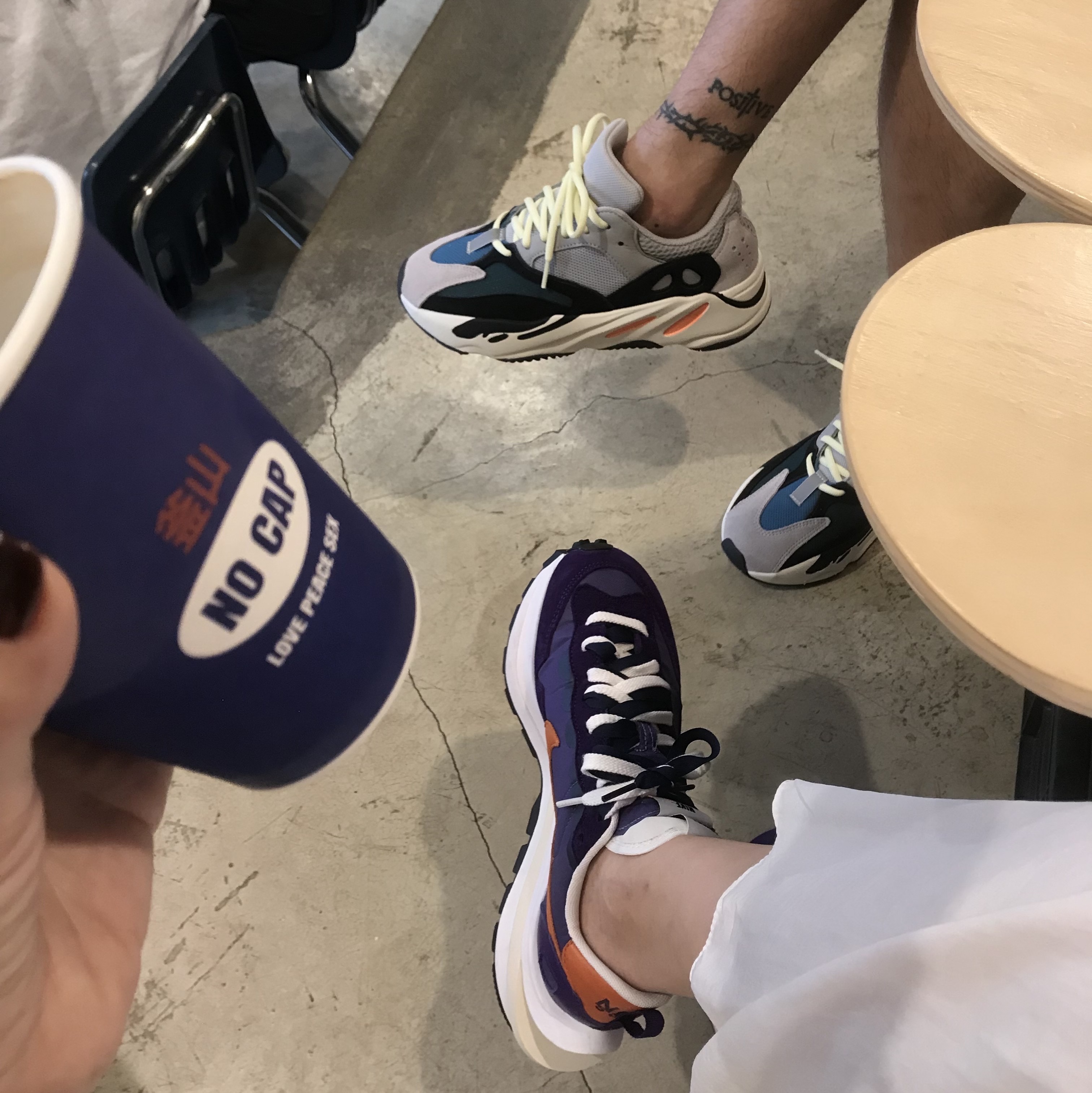 Adidas Yeezy Boost 700 Wave Runner Solid Grey 2021/2022, Nike x Sacai VaporWaffle Dark Iris 착용 스타일