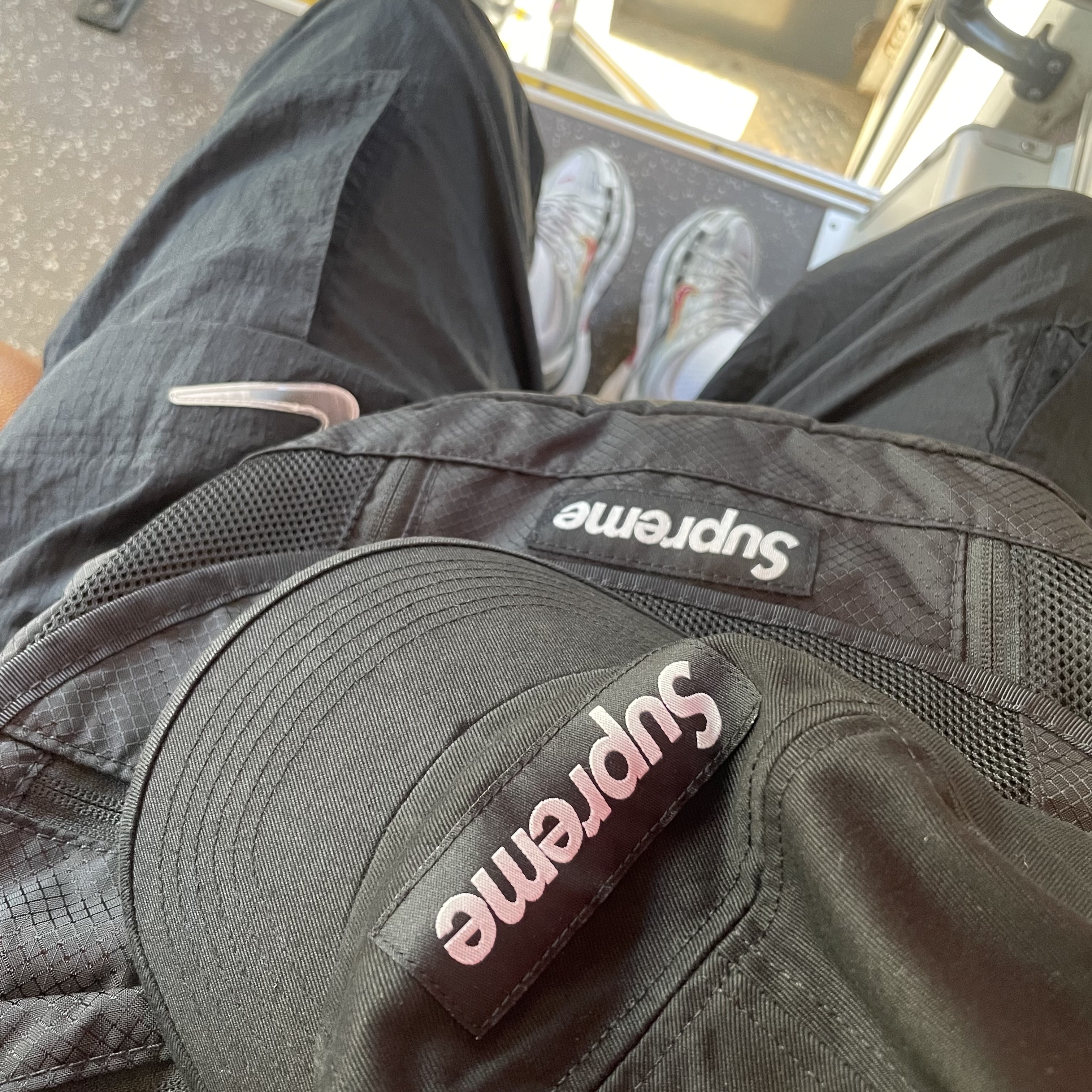Supreme Small Messenger Bag Black - 22SS, Supreme Washed Chino Twill Camp Cap Black 착용 스타일
