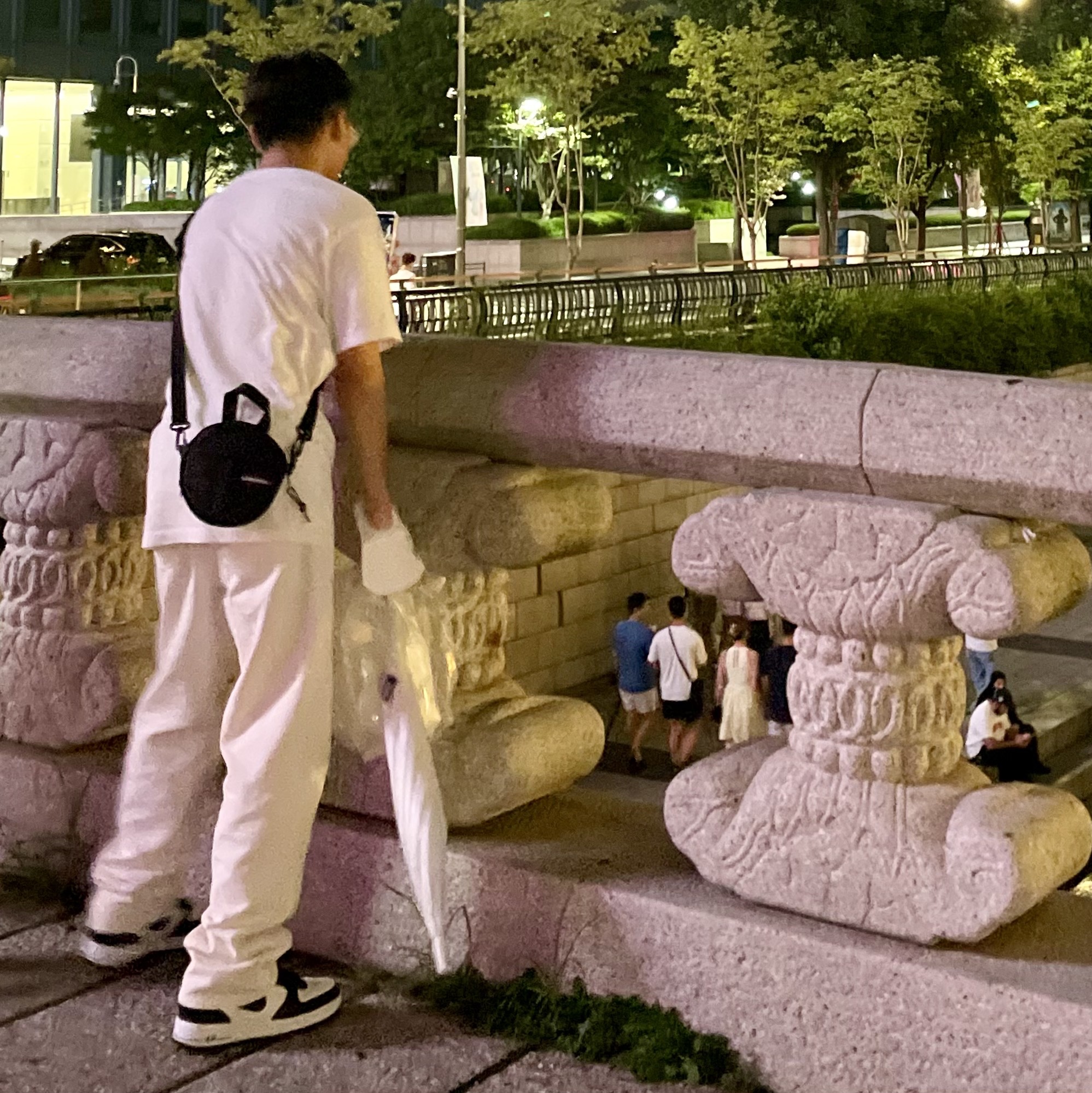Nike x Stussy Air Force 1 '07 Mid SP Black and Light Bone, Telfar x Eastpak Circle Bag Black 착용 스타일 - 1