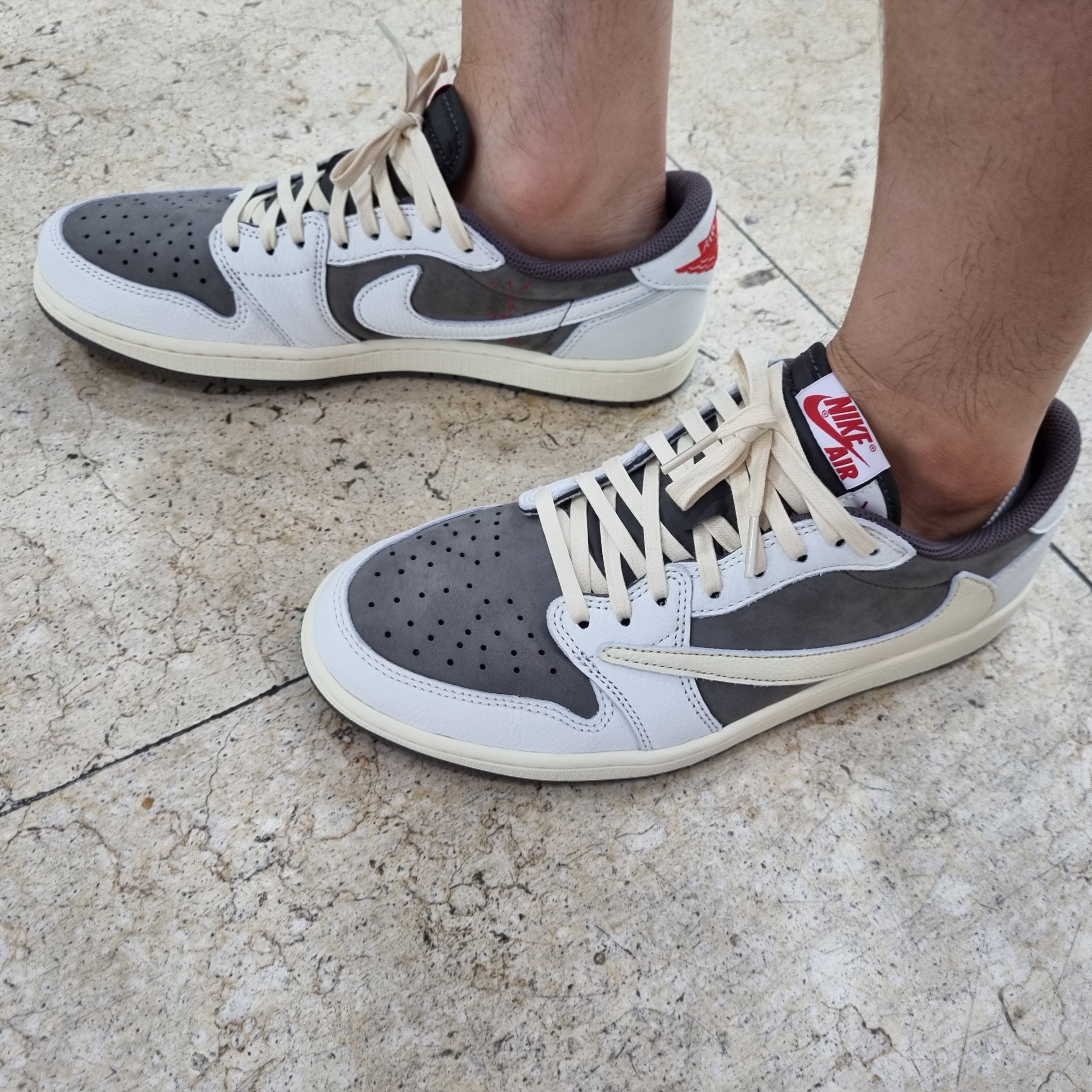 Jordan 1 x Travis Scott Retro Low OG SP Sail and Ridgerock 착용 스타일