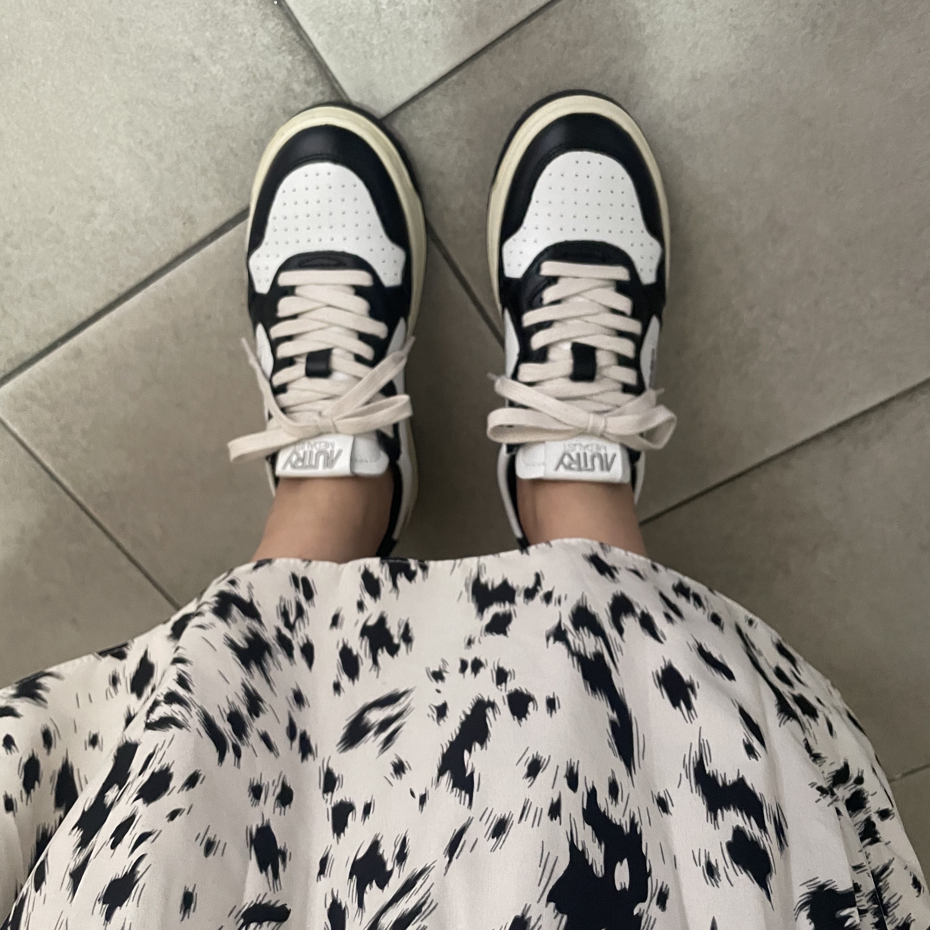 (W) Autry Medalist Low Leather Sneakers Black White 착용 스타일