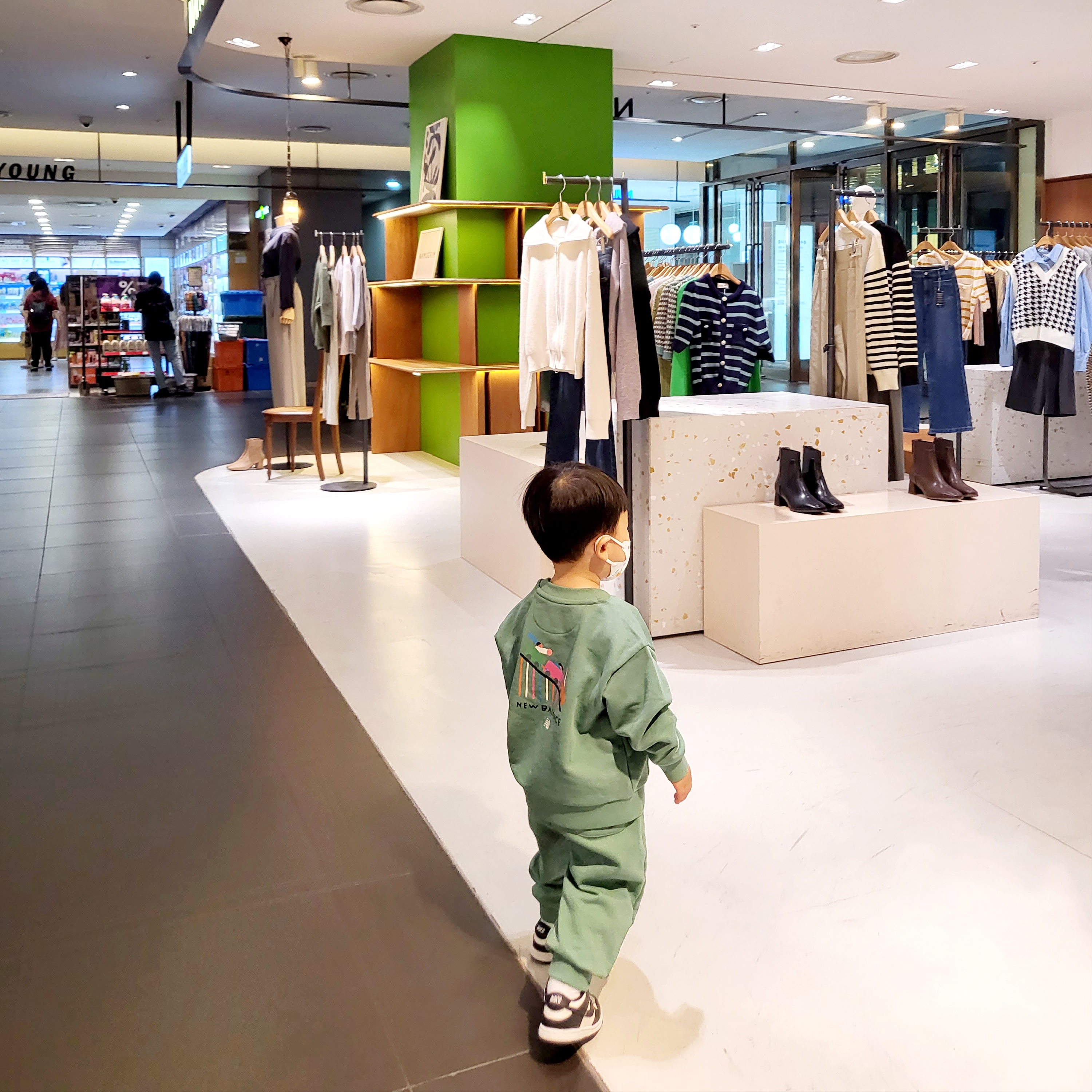 Essentials Long Sleeve T-Shirt Moss - 21SS, Essentials Sweatshorts Oatmeal - 21SS 착용 스타일 - 3