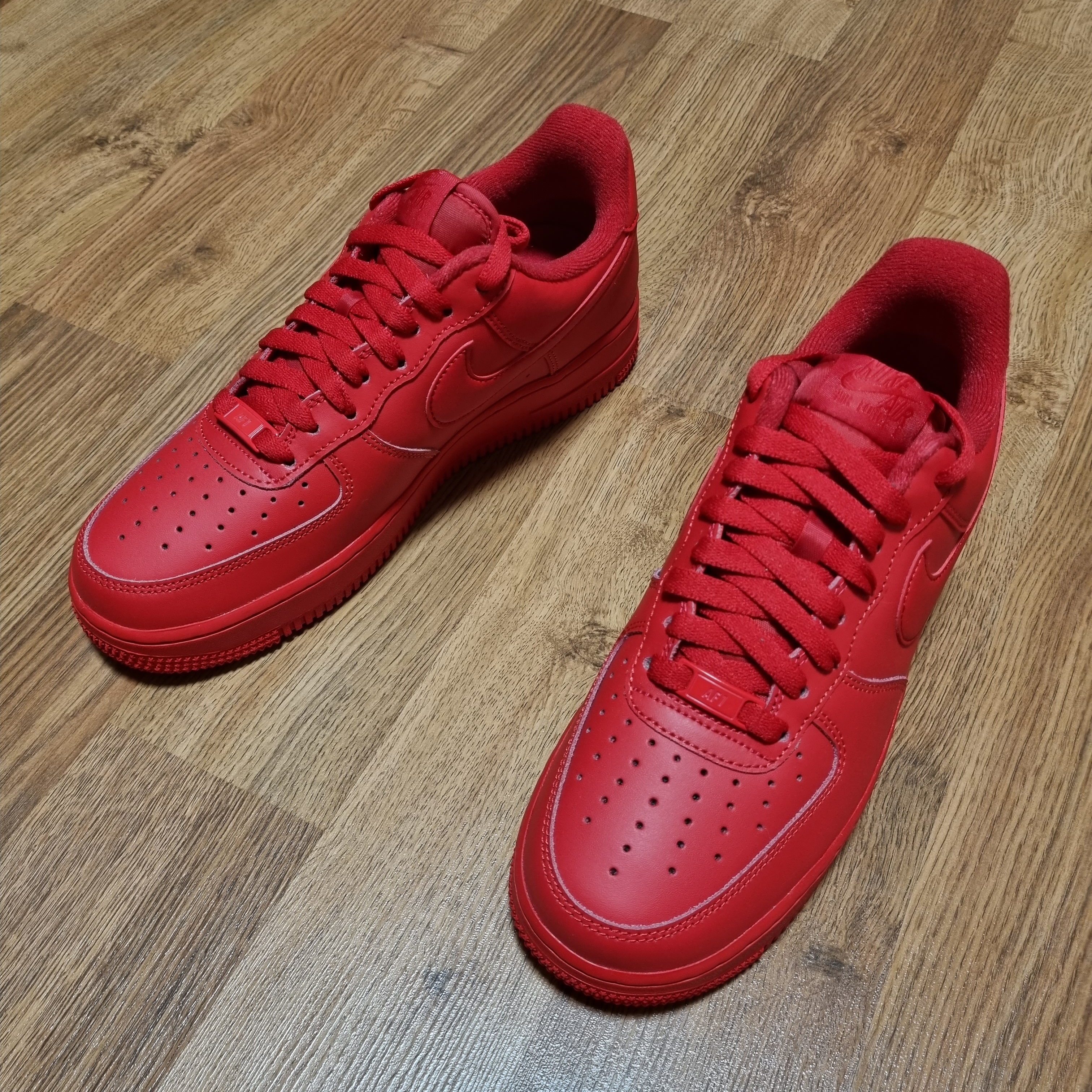 Nike Air Force 1 '07 LV8 Low 1 Triple Red 착용 스타일 - 2