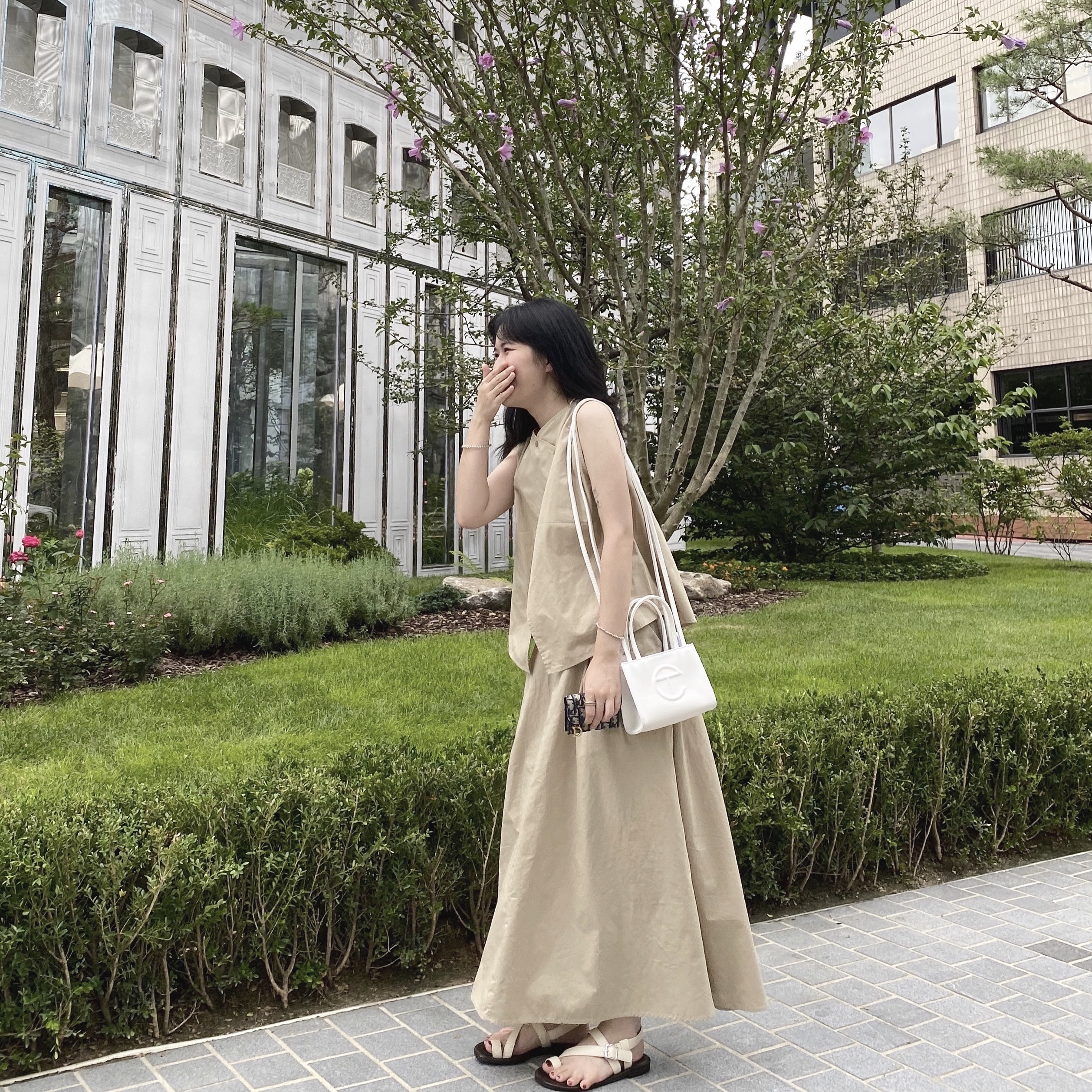 Dior Saddle Flap Card Holder Blue Dior Oblique Jacquard, Telfar Small Shopping Bag White 착용 스타일