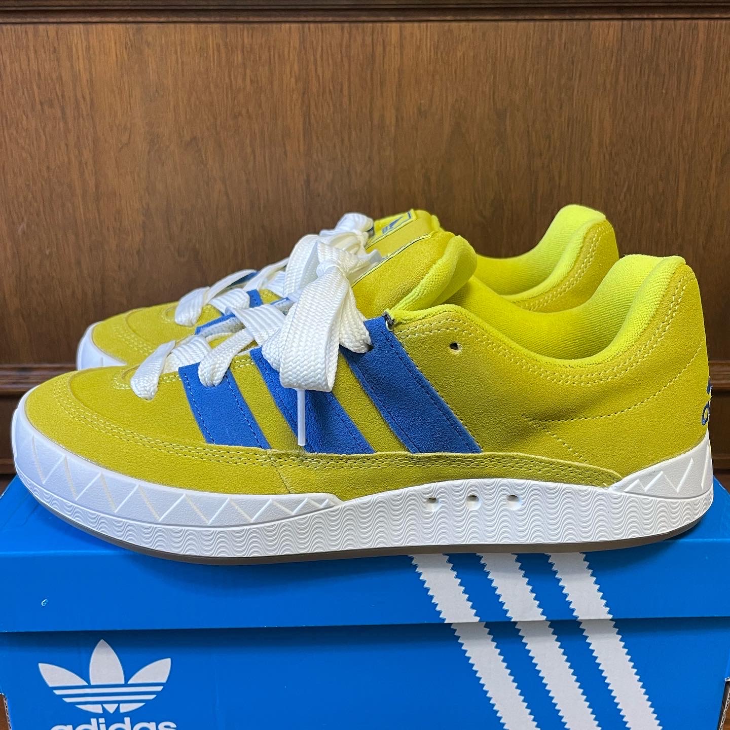 Adidas Adimatic Bright Yellow Blue, Adidas x Atmos Adimatic OG Shoebox 착용 스타일 - 1