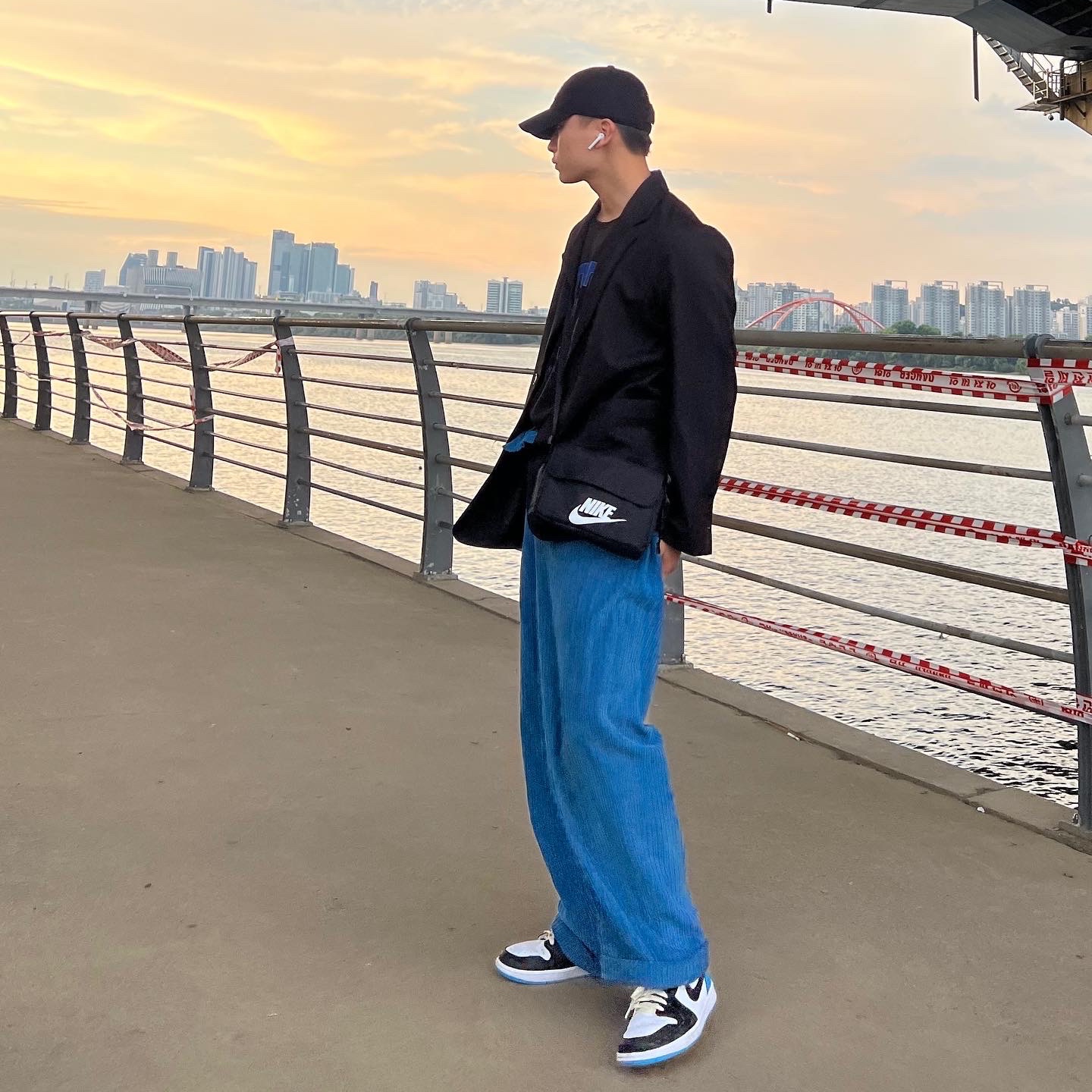 Jordan 1 Retro Low OG Black and Dark Powder Blue 착용 스타일