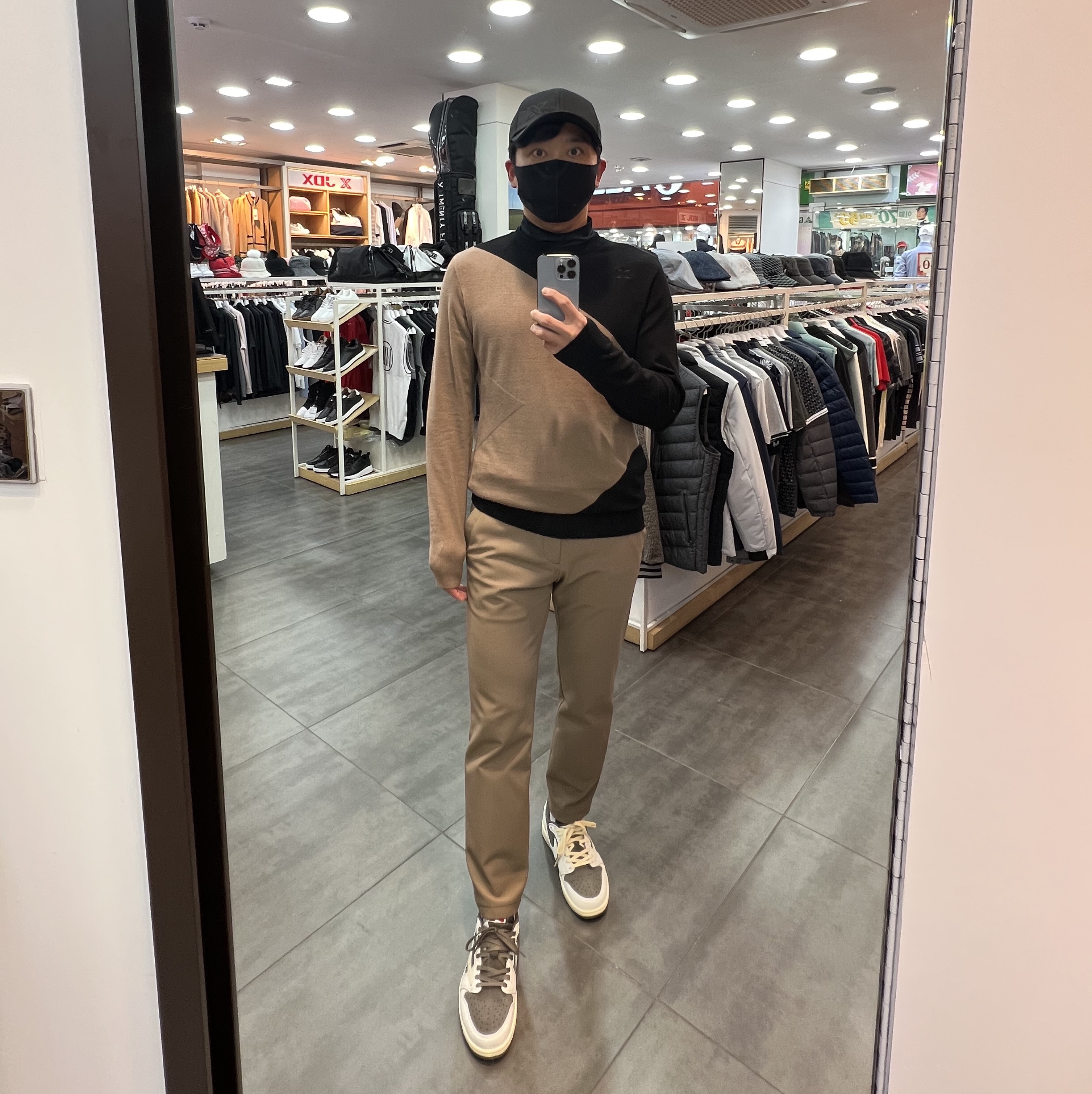 Jordan 1 x Travis Scott Retro Low OG SP Sail and Ridgerock 착용 스타일 - 1
