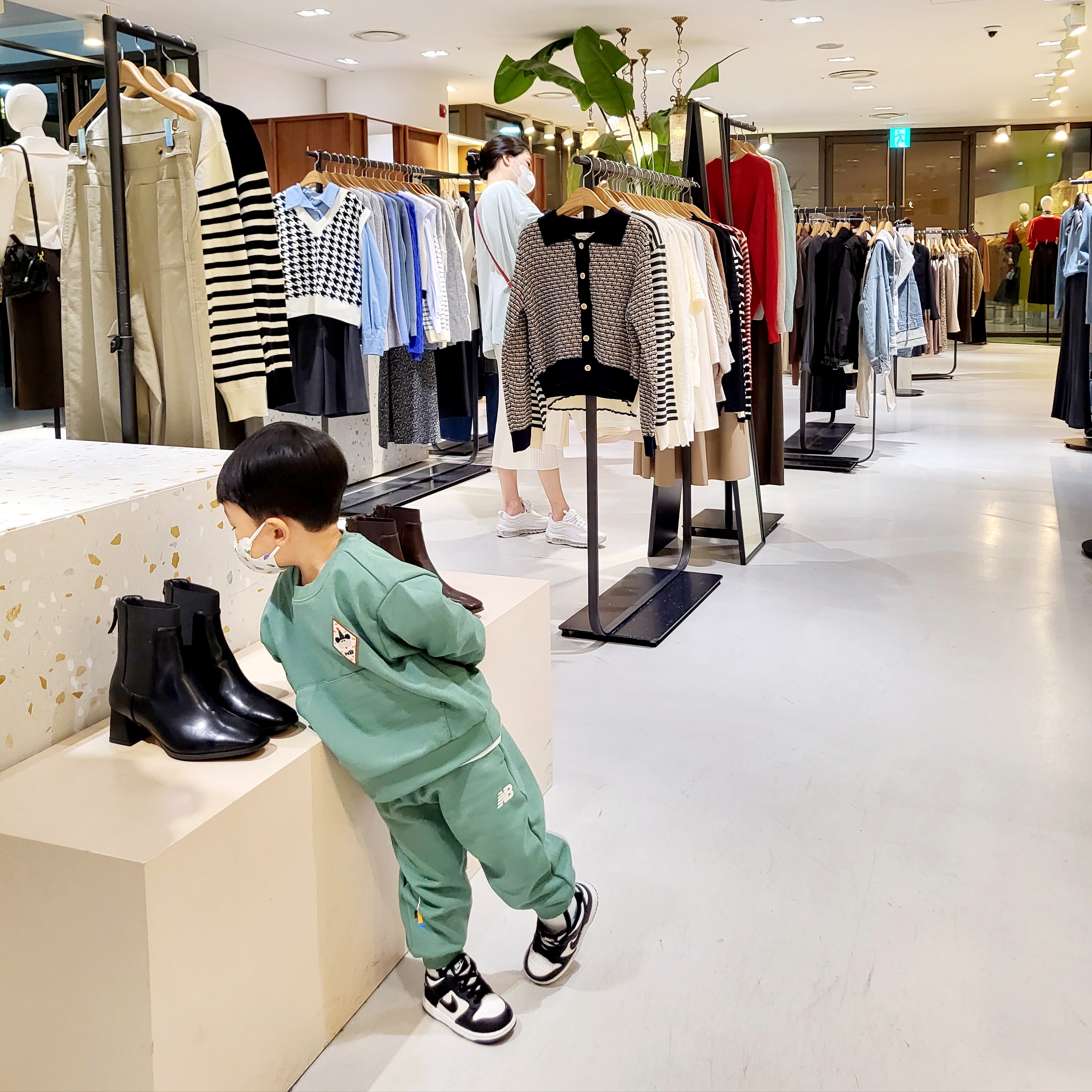 Essentials Long Sleeve T-Shirt Moss - 21SS, Essentials Sweatshorts Oatmeal - 21SS 착용 스타일 - 5