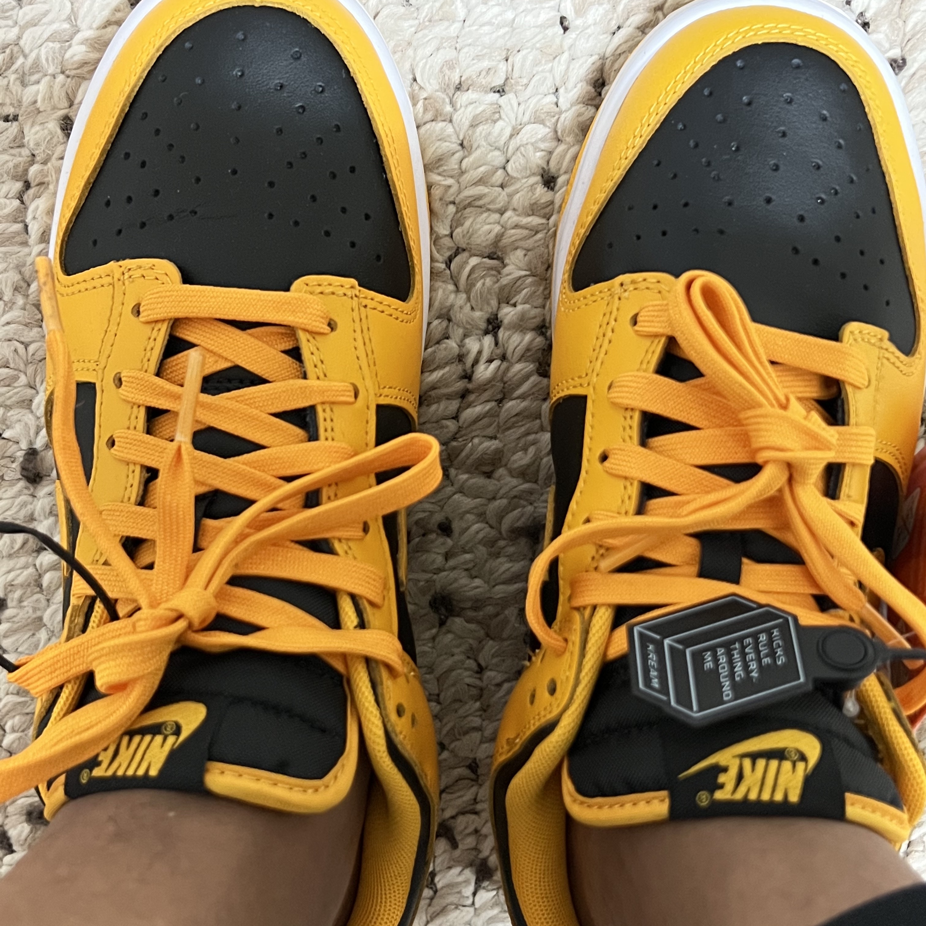 Nike Dunk Low Retro Championship Goldenrod 착용 스타일 - 3